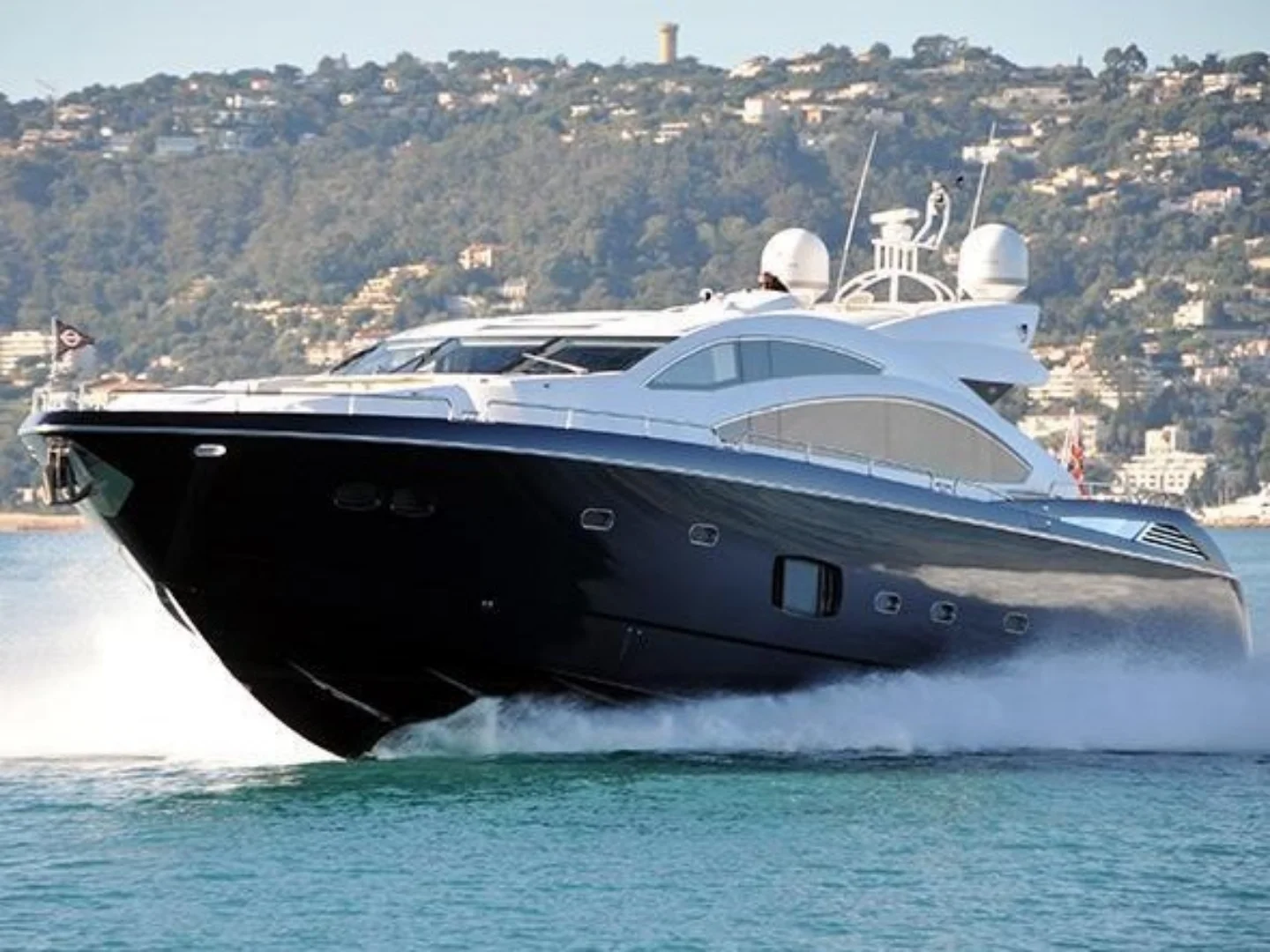 ARIYAS | Sunseeker Predator 84 - Photo 2