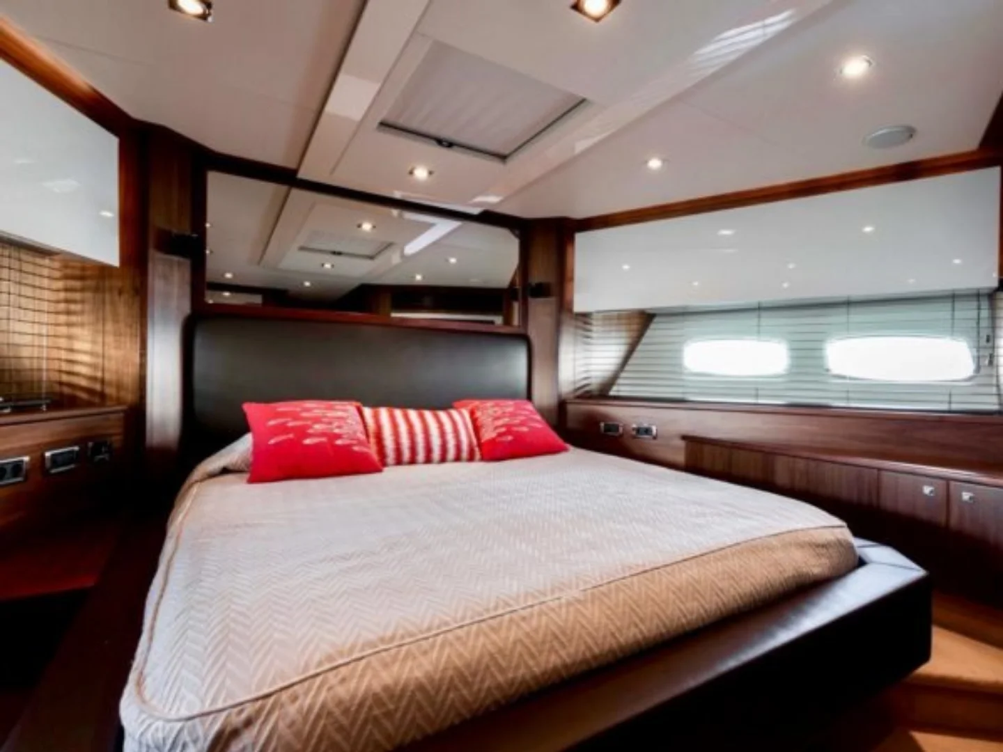 ARIYAS | Sunseeker Predator 84 - Photo 18