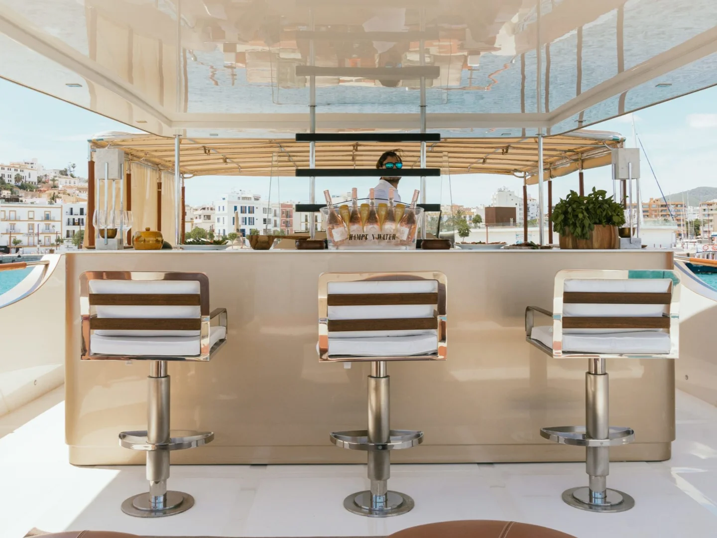 GOLDFINGER  FLOATING PENTHOUSE 64ft HOUSE OF HÜTTER - Photo 7