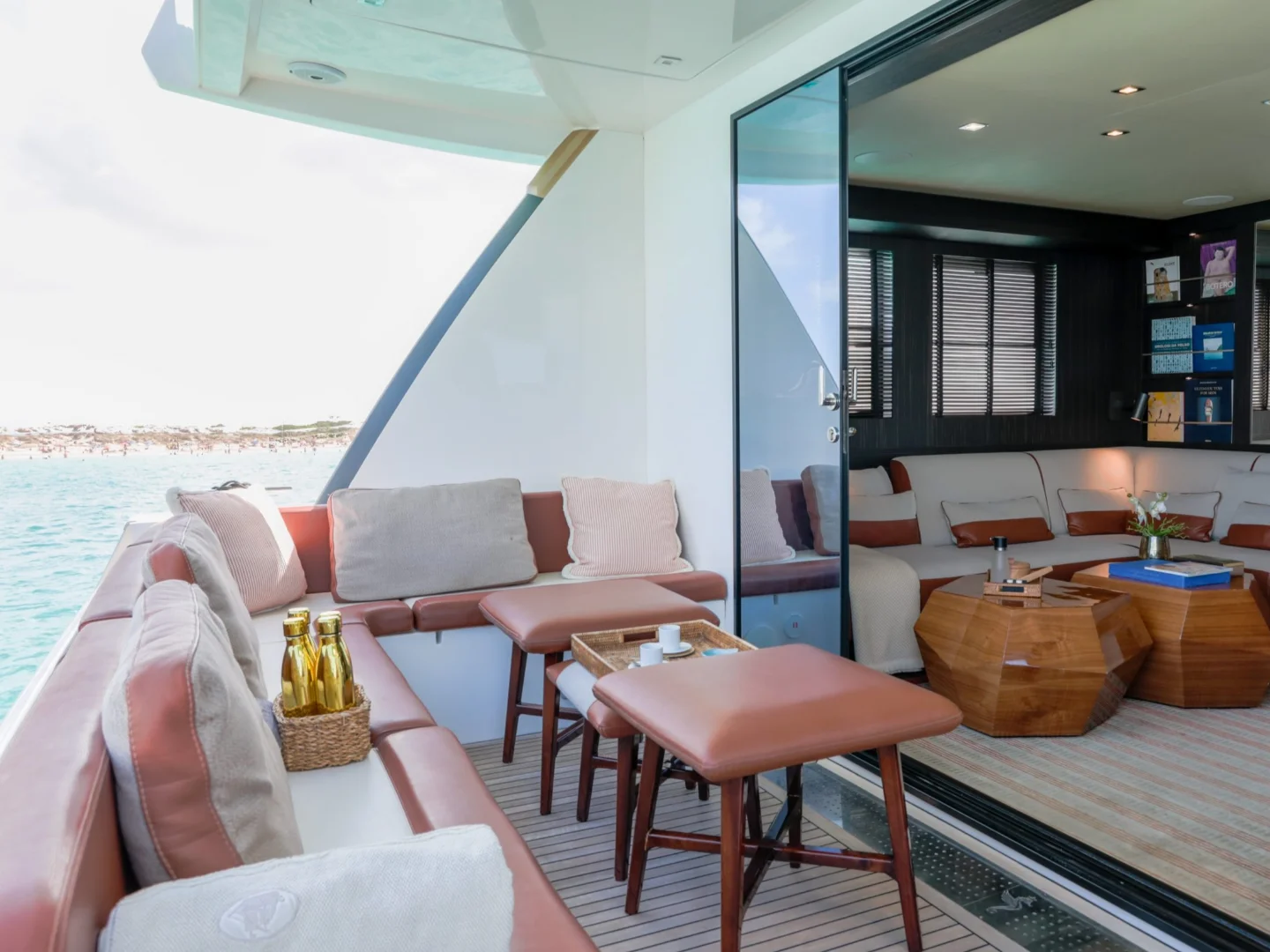 GOLDFINGER  FLOATING PENTHOUSE 64ft HOUSE OF HÜTTER - Photo 22