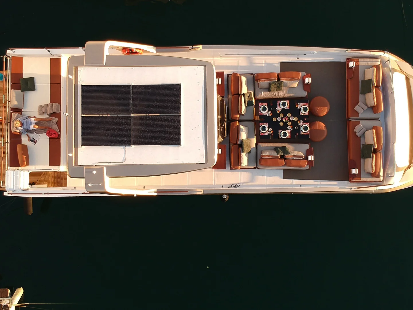 GOLDFINGER  FLOATING PENTHOUSE 64ft HOUSE OF HÜTTER - Photo 5