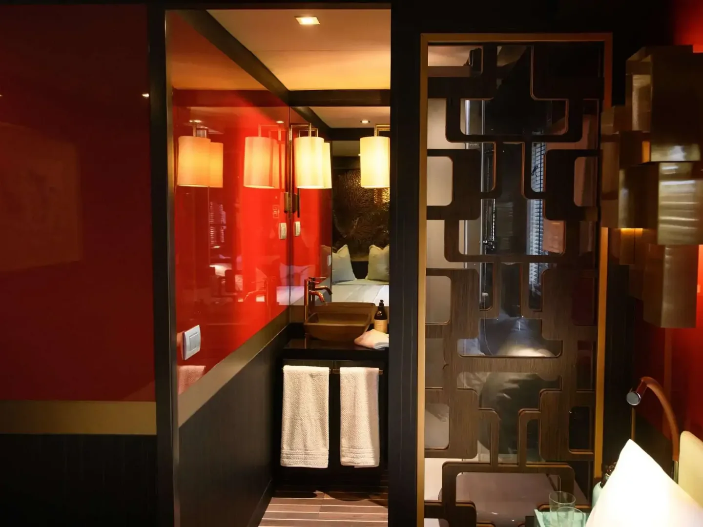 GOLDFINGER  FLOATING PENTHOUSE 64ft HOUSE OF HÜTTER - Photo 14