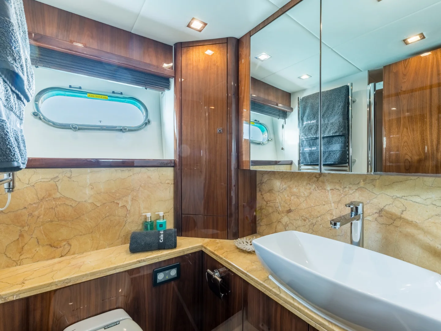 CALA DI LUNA | Sunseeker Manhattan 70 - Photo 25