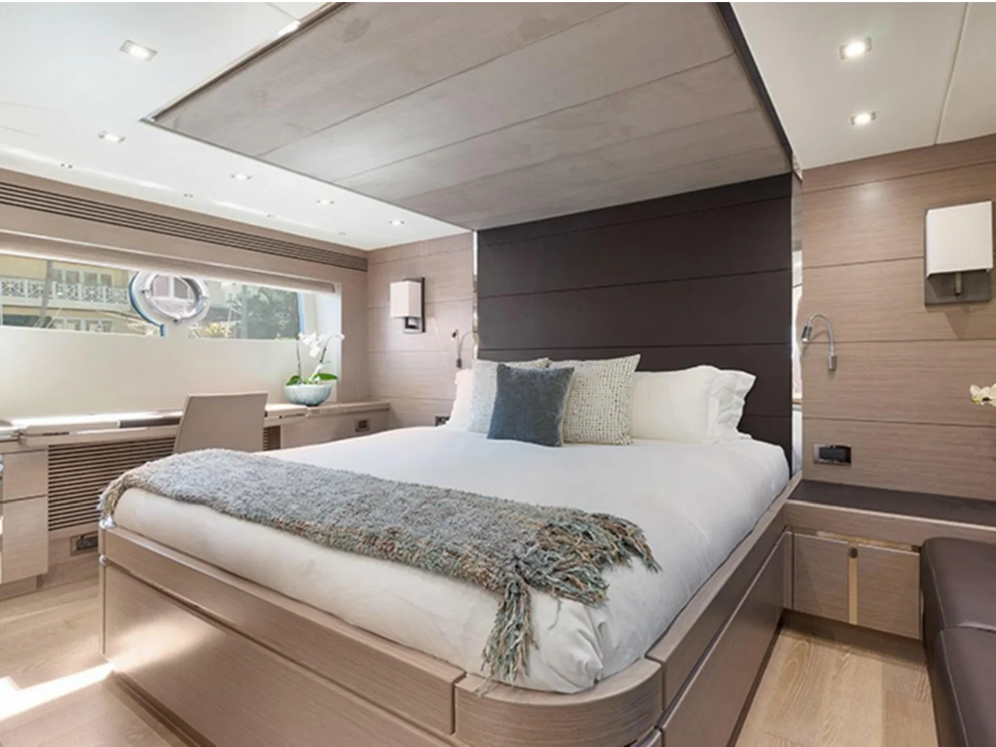 Sunseeker 68 Sport Yacht For Sale - Photo 13
