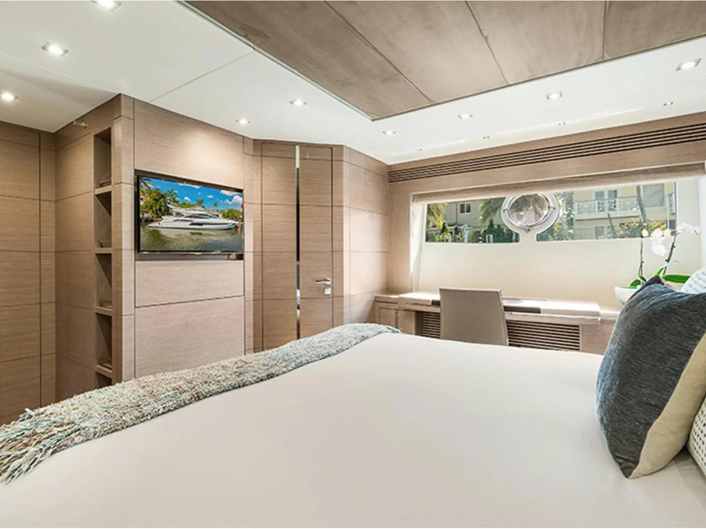 Sunseeker 68 Sport Yacht For Sale - Photo 14