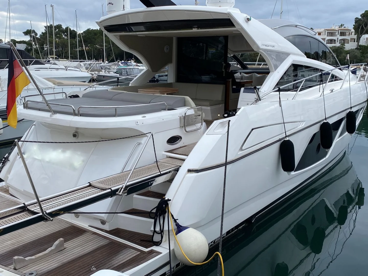 Sunseeker Predator 57 Yacht For Sale - Photo 2