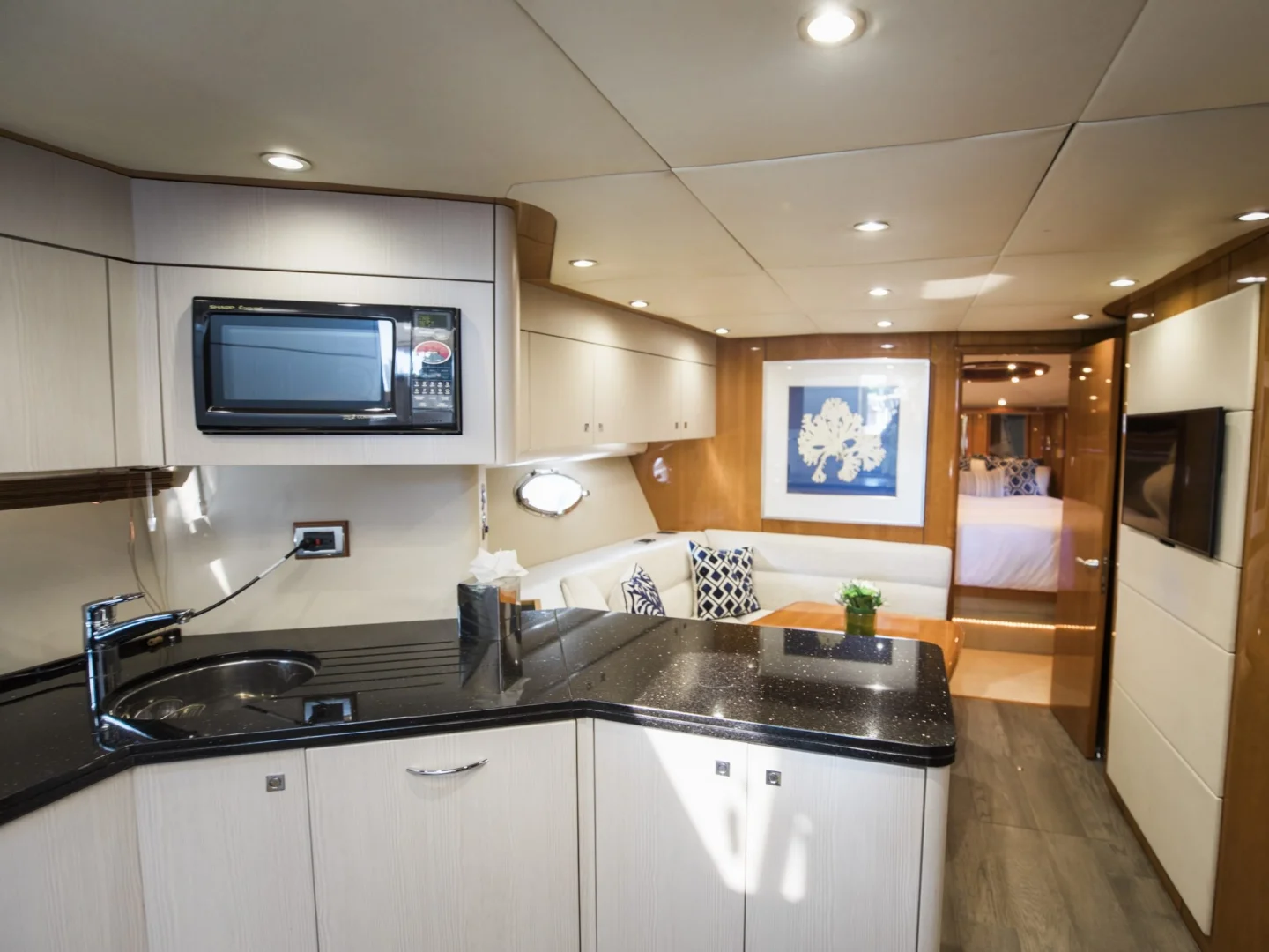 LION | Sunseeker Predator 72 - Photo 15
