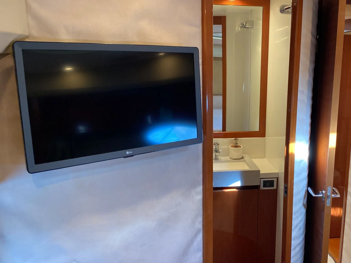 2007 Princess V65 - Photo 18