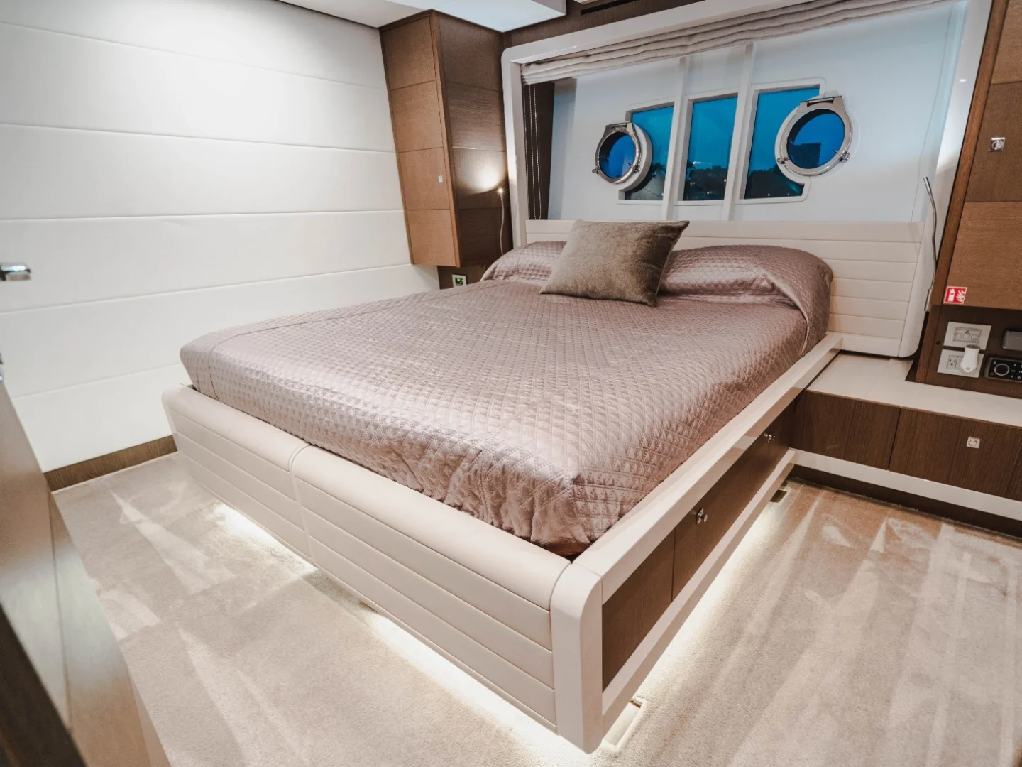 TOP SHELF | Ferretti 87 - Photo 37