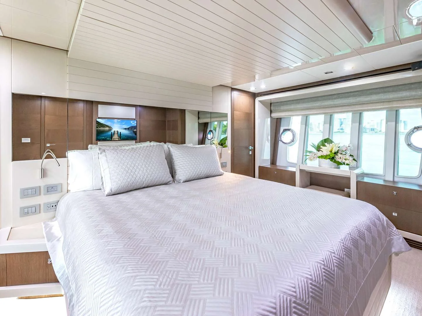 TOP SHELF | Ferretti 87 - Photo 50