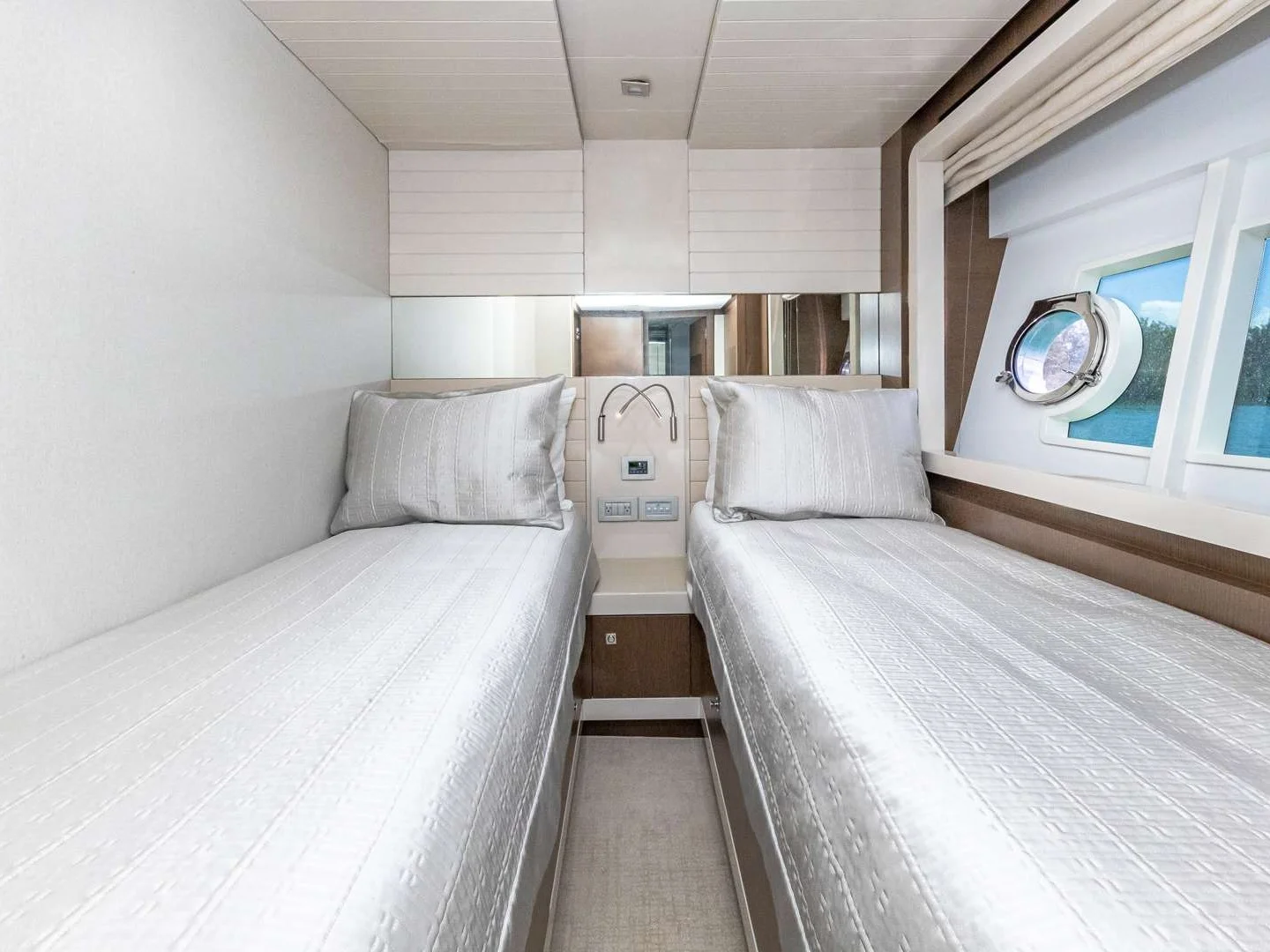 TOP SHELF | Ferretti 87 - Photo 47
