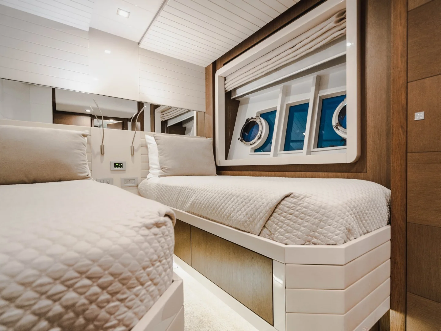 TOP SHELF | Ferretti 87 - Photo 38