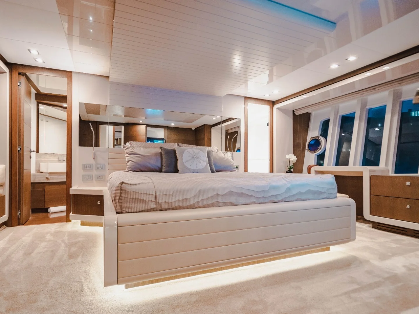 TOP SHELF | Ferretti 87 - Photo 32