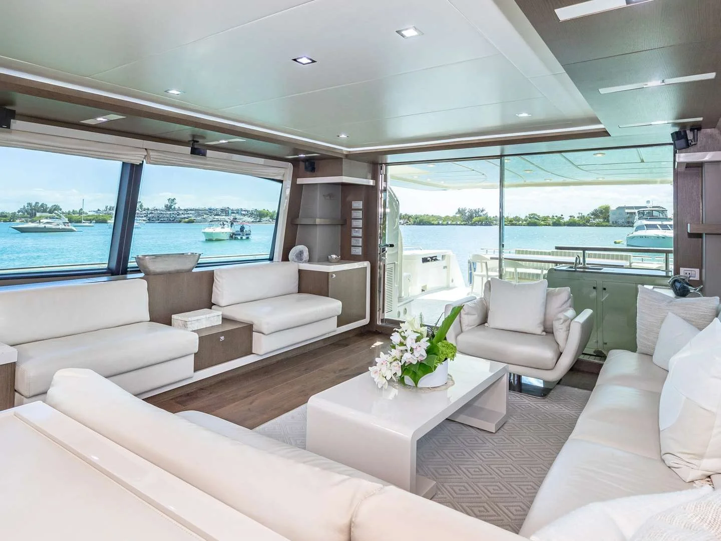 TOP SHELF | Ferretti 87 - Photo 21