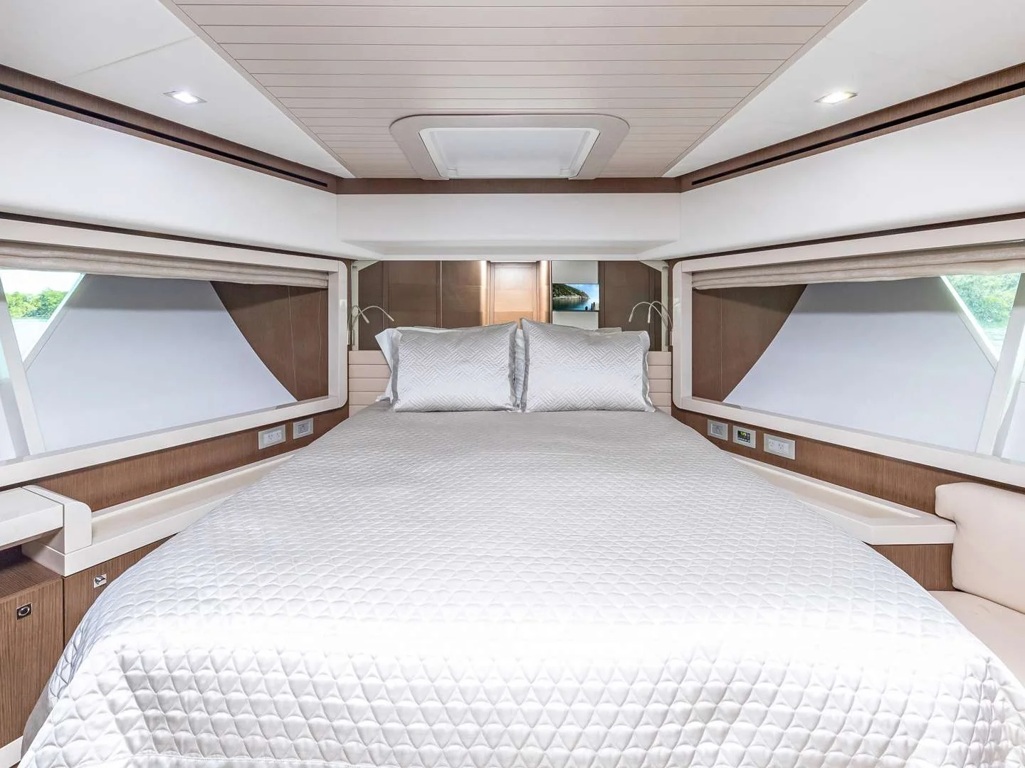 TOP SHELF | Ferretti 87 - Photo 49