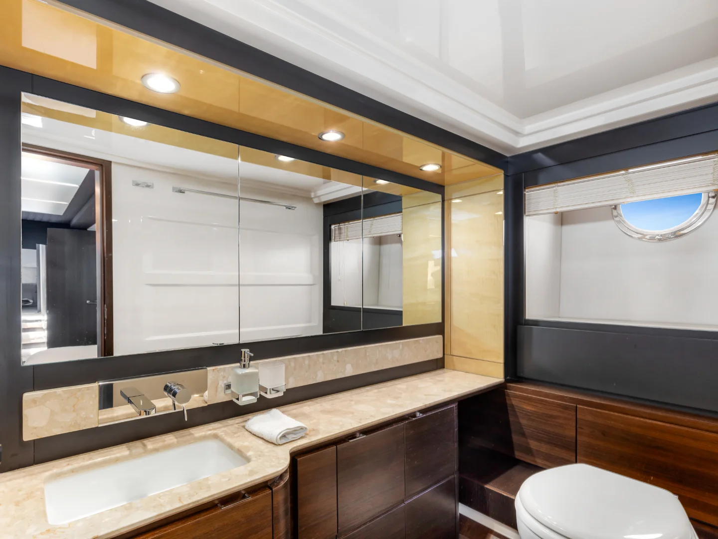 LE GRAND BLEU | Azimut 66 Fly - Photo 33