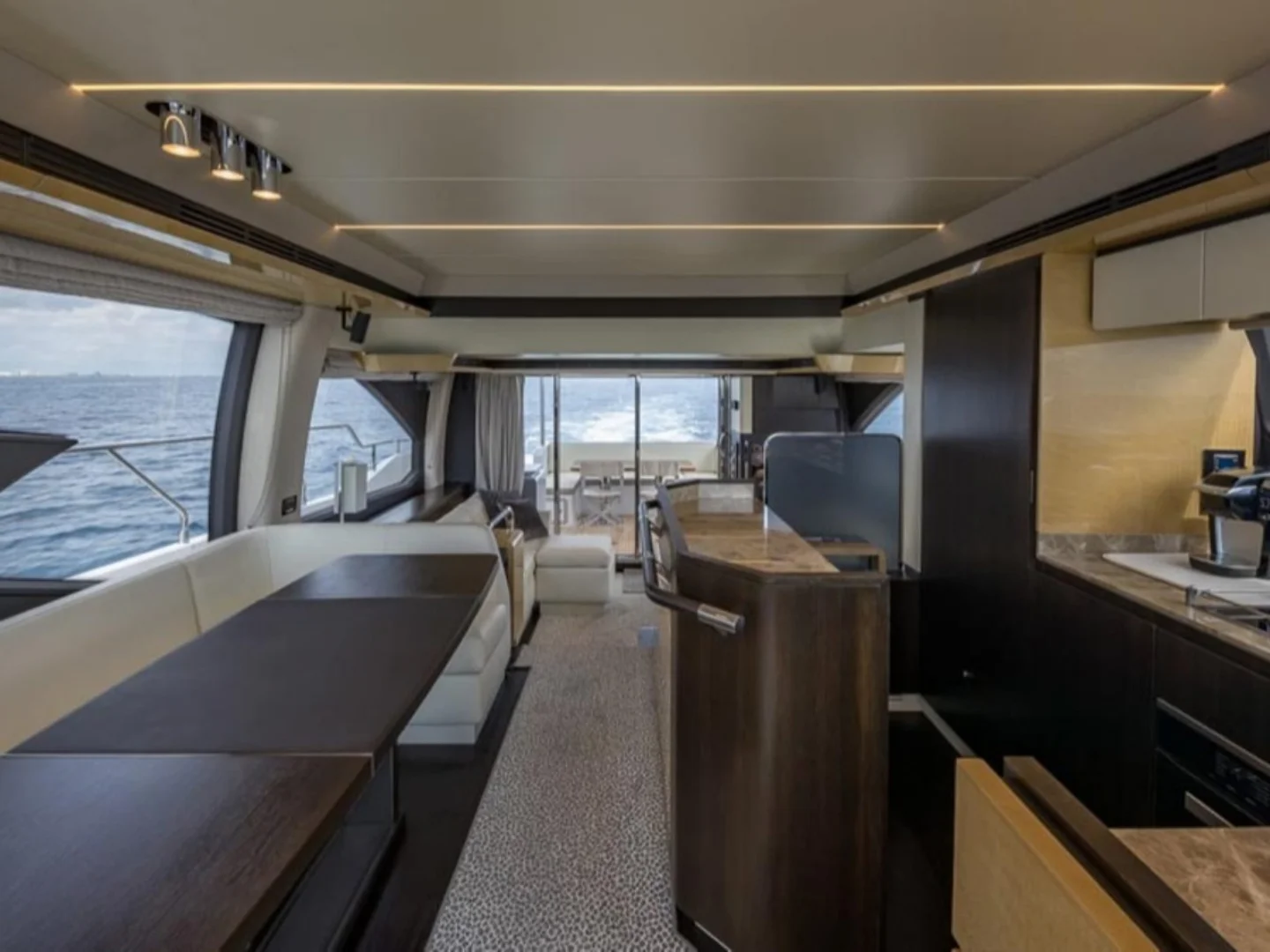 LE GRAND BLEU | Azimut 66 Fly - Photo 17