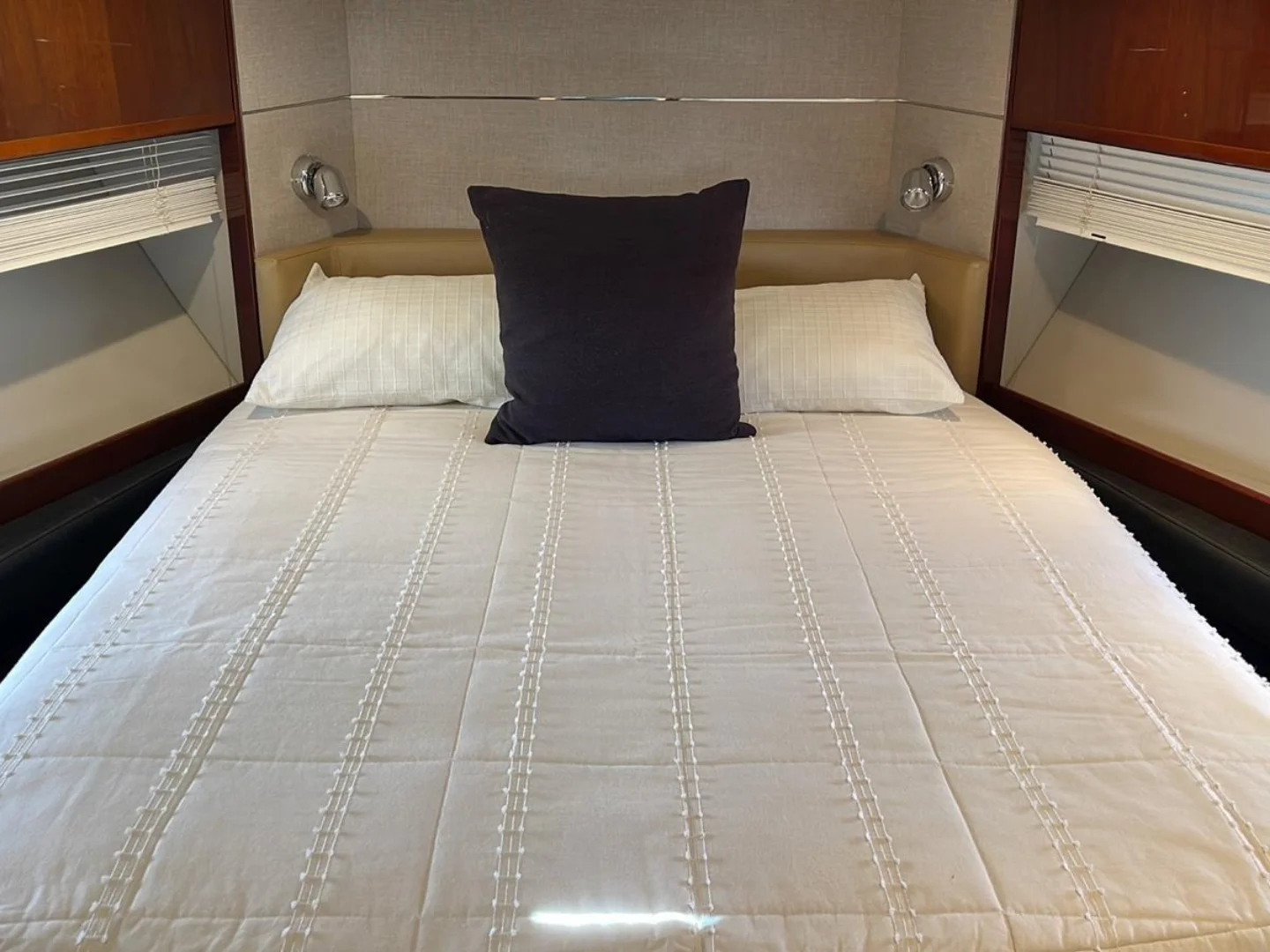 Princess V52 of 2011 for sale Refit 2018 - Photo 21