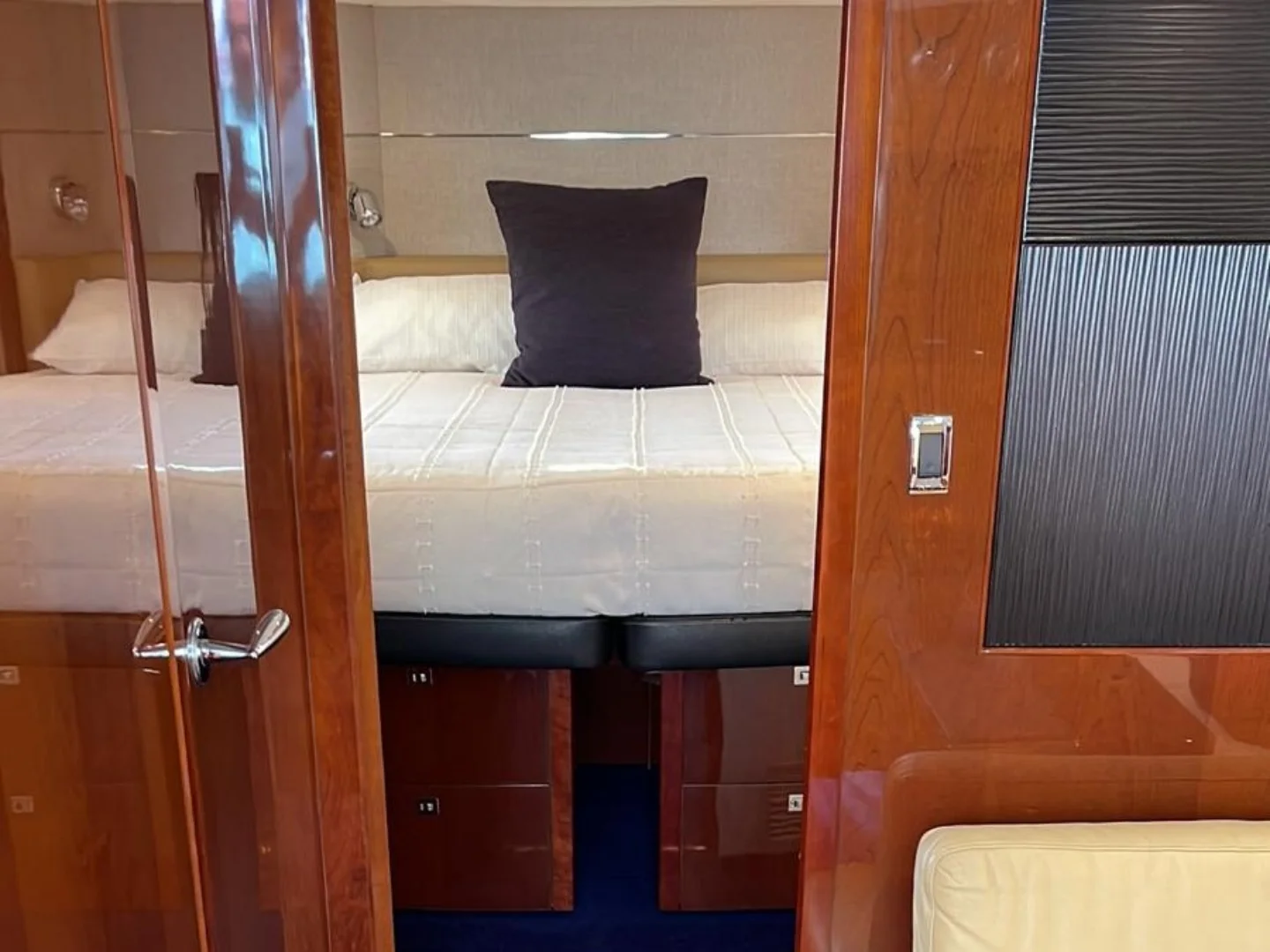 Princess V52 of 2011 for sale Refit 2018 - Photo 22