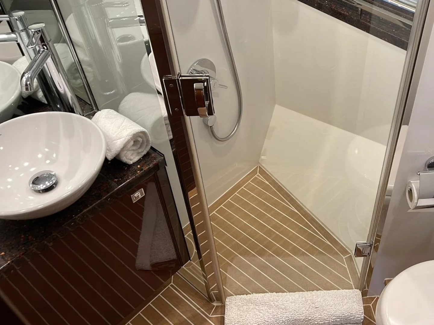 Princess V52 of 2011 for sale Refit 2018 - Photo 18