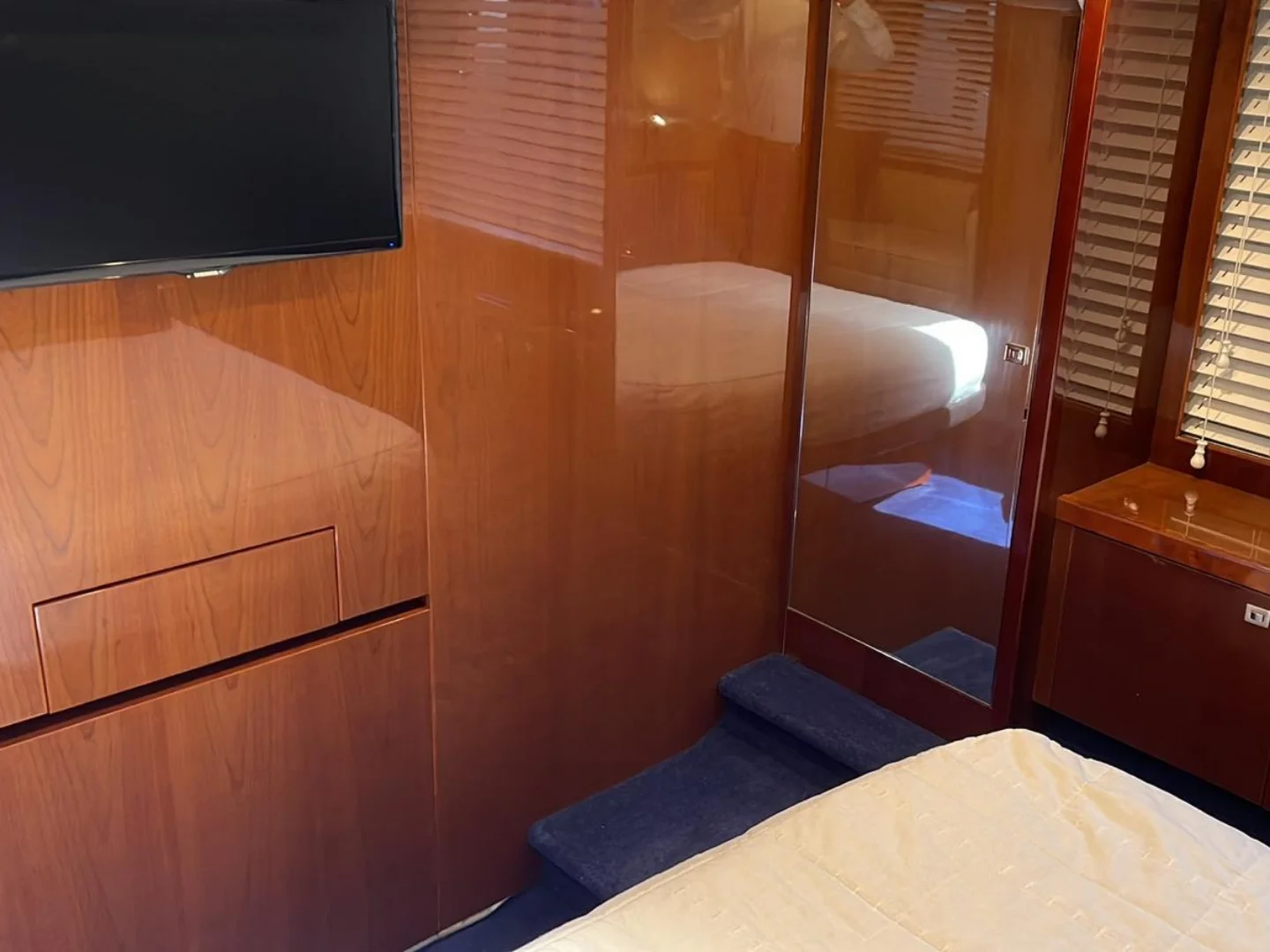 Princess V52 of 2011 for sale Refit 2018 - Photo 16
