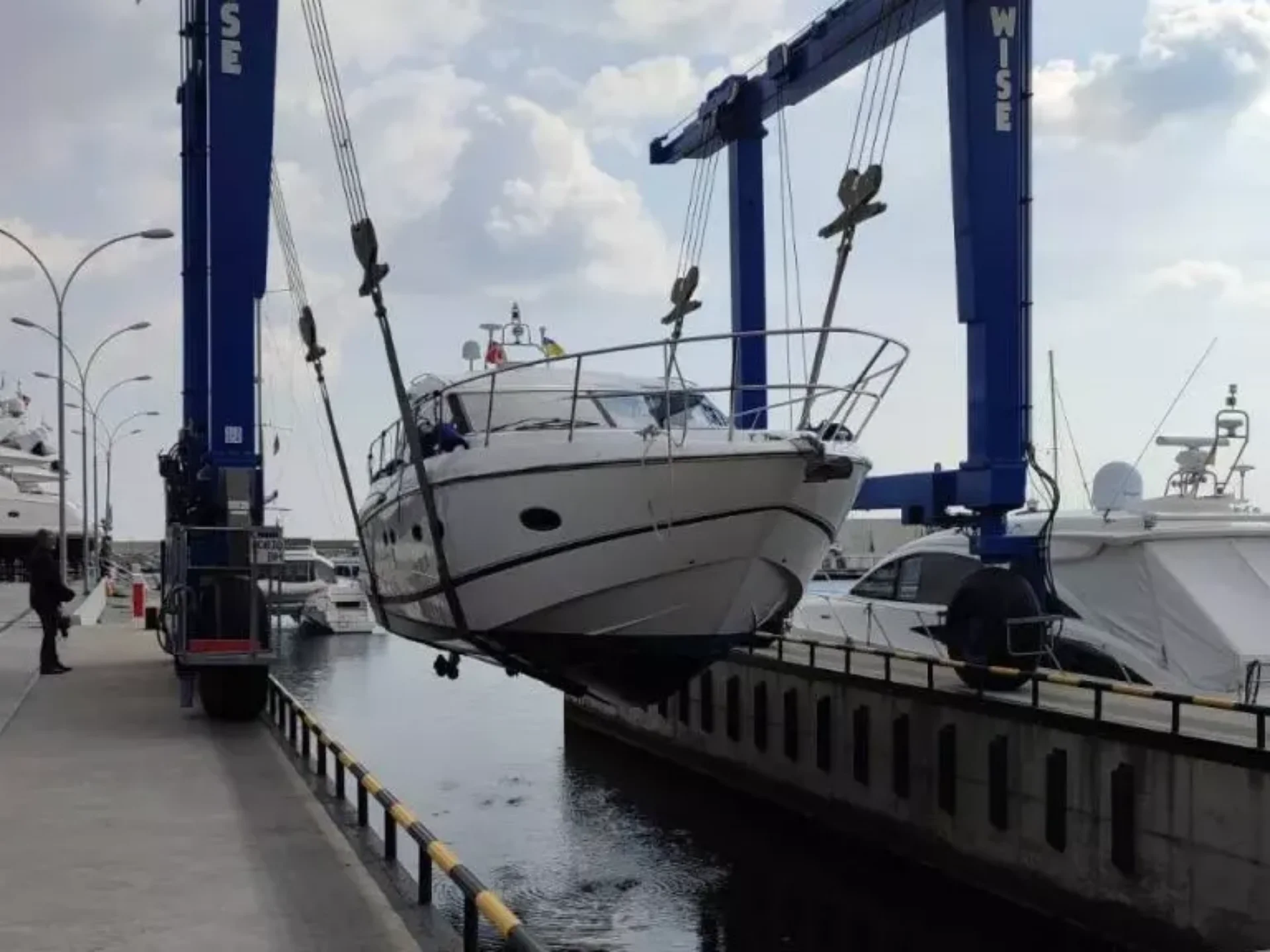 2011 Princess 43  - Photo 4