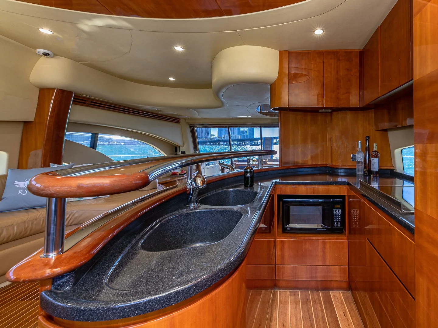 PRICELESS | Azimut 62 - Photo 38