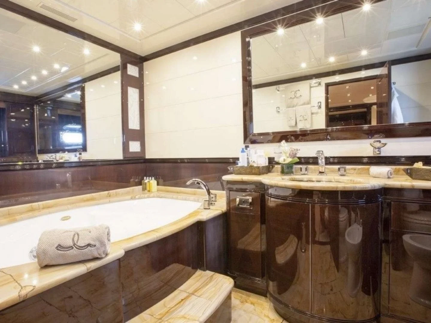 VOYAGE | Mangusta 130  - Photo 11