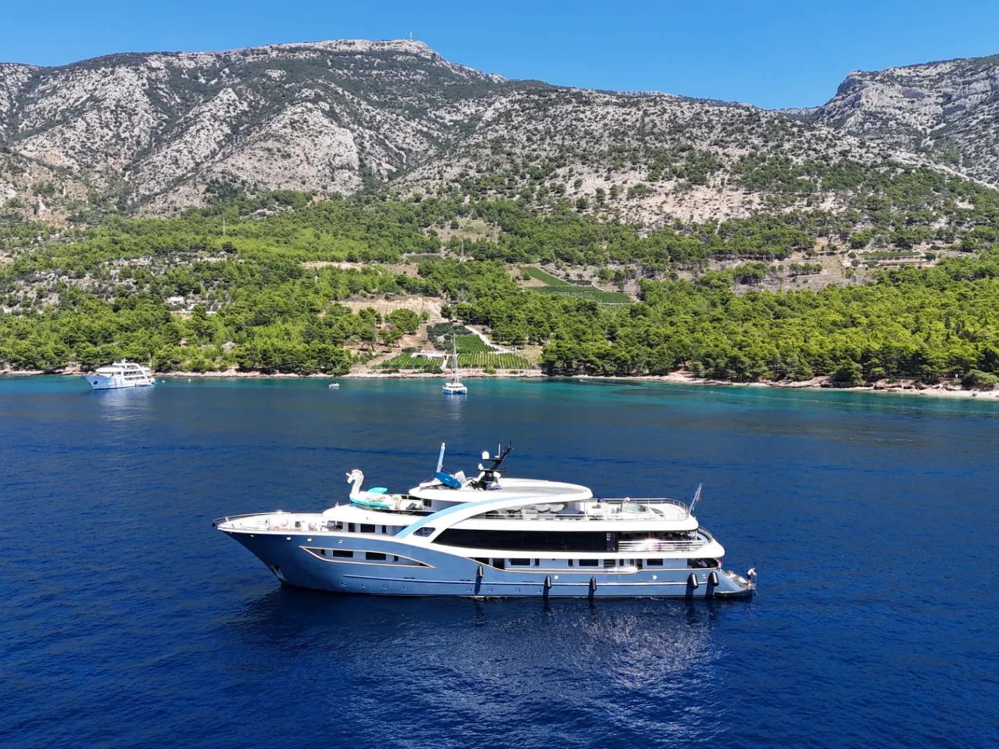 BELLA | Custom 47M - Photo 9