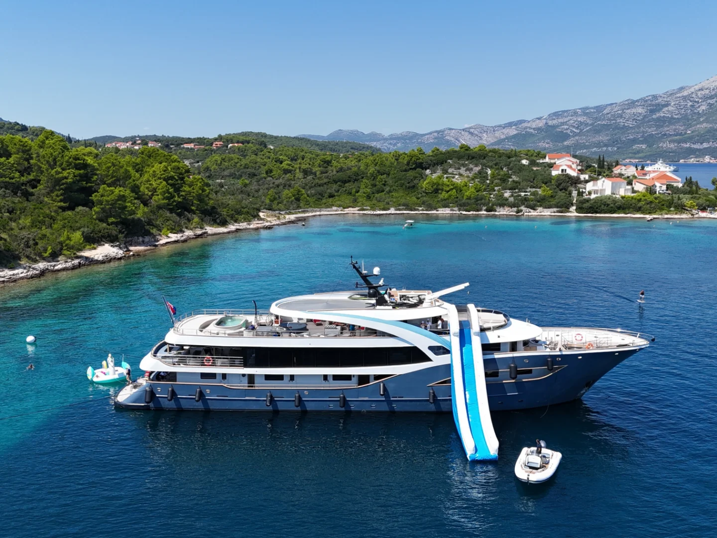 BELLA | Custom 47M - Photo 11