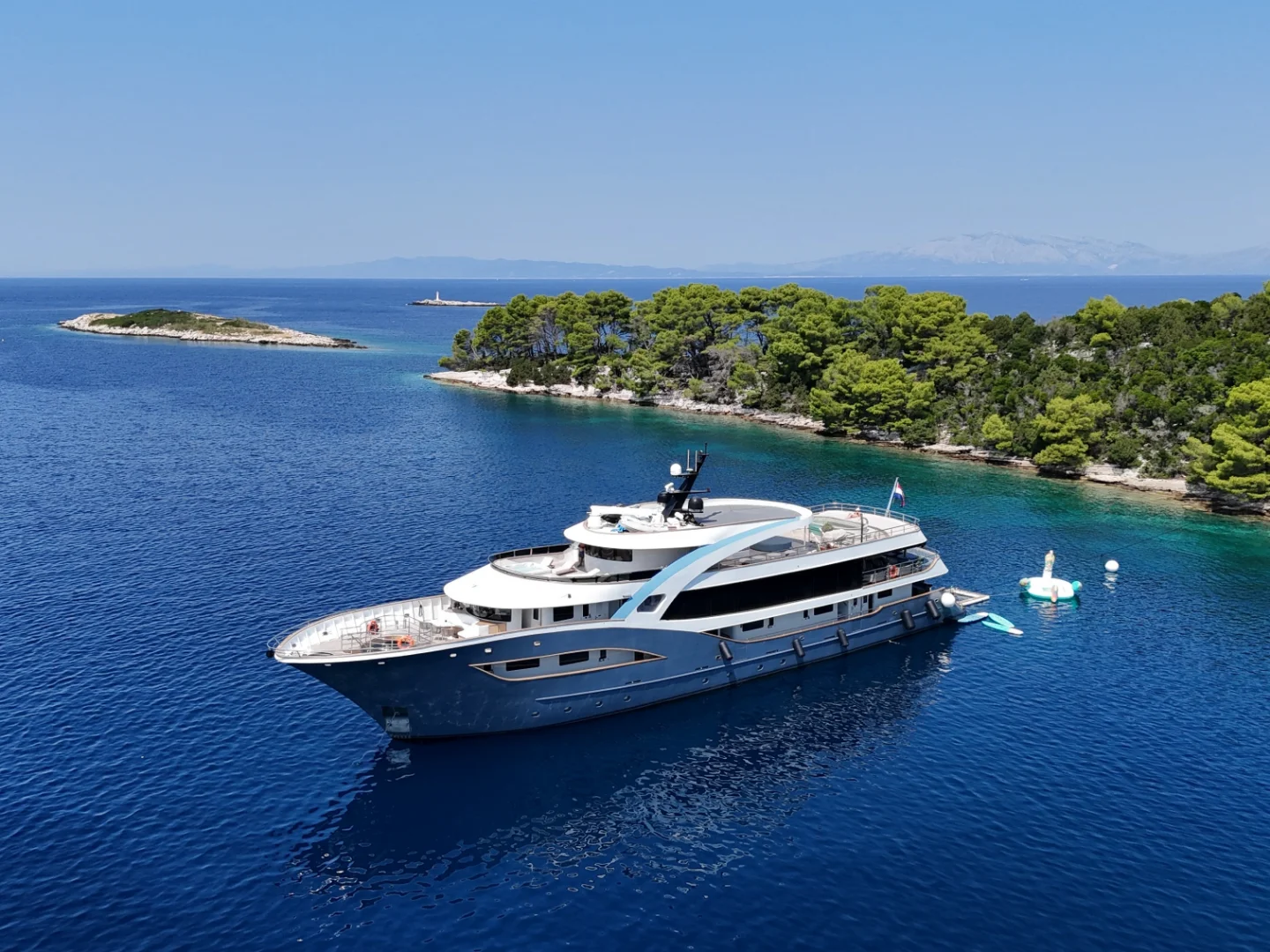 BELLA | Custom 47M - Photo 10
