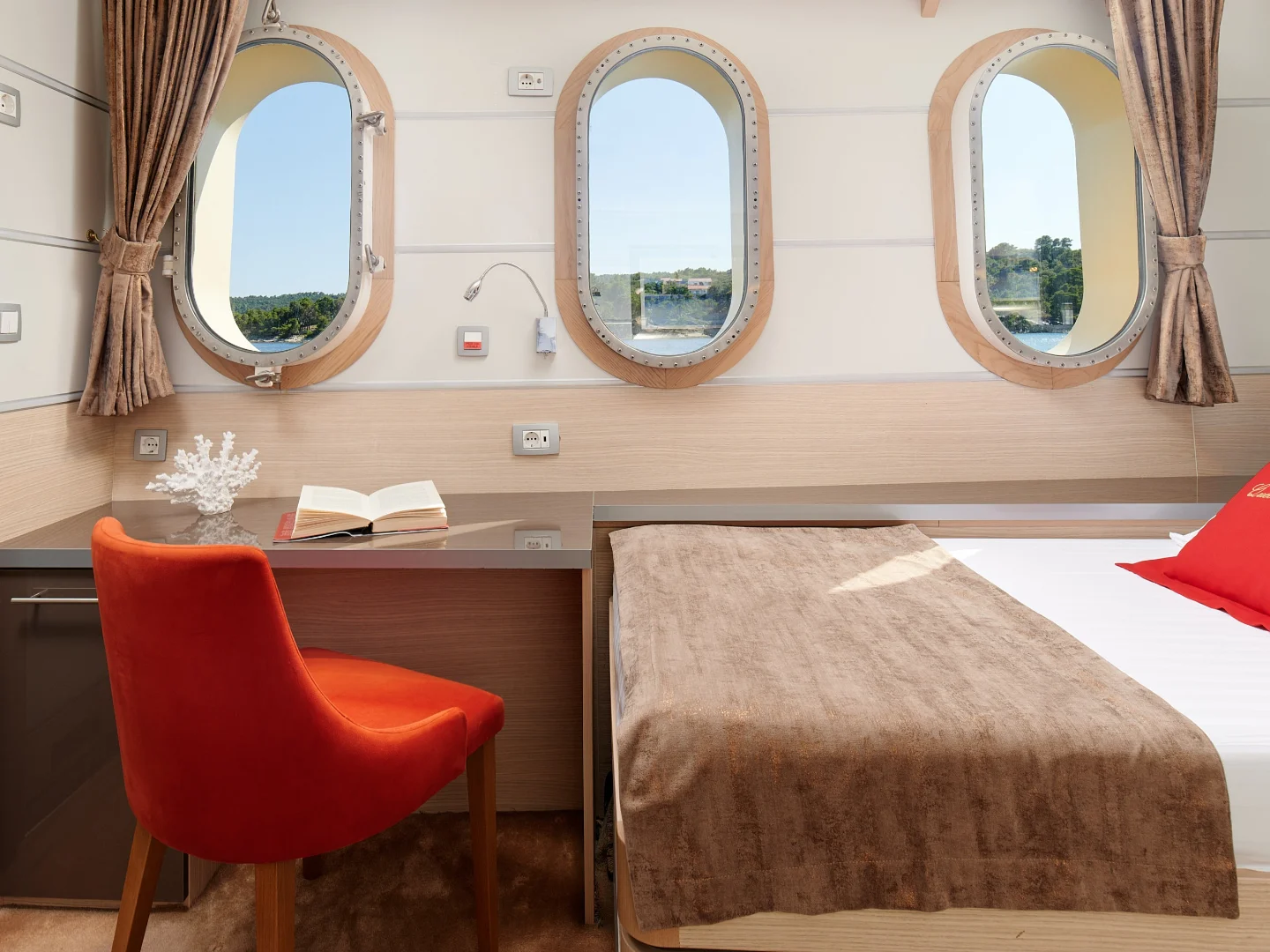 QUEEN ELEGANZA | Custom 49M - Photo 56