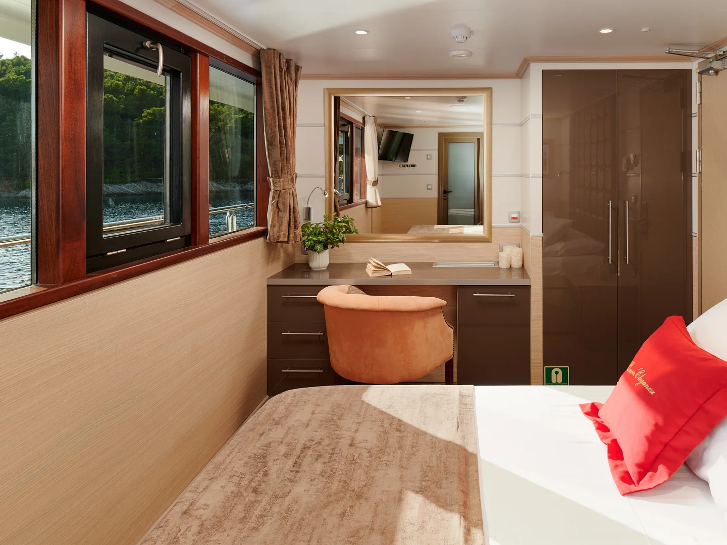 QUEEN ELEGANZA | Custom 49M - Photo 30