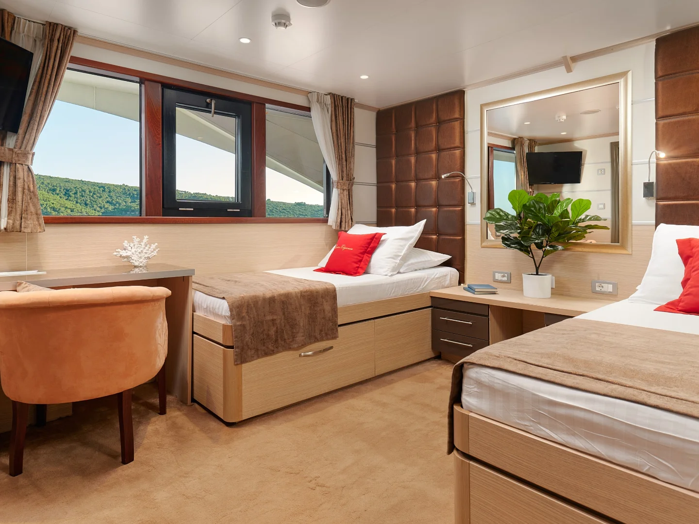 QUEEN ELEGANZA | Custom 49M - Photo 31