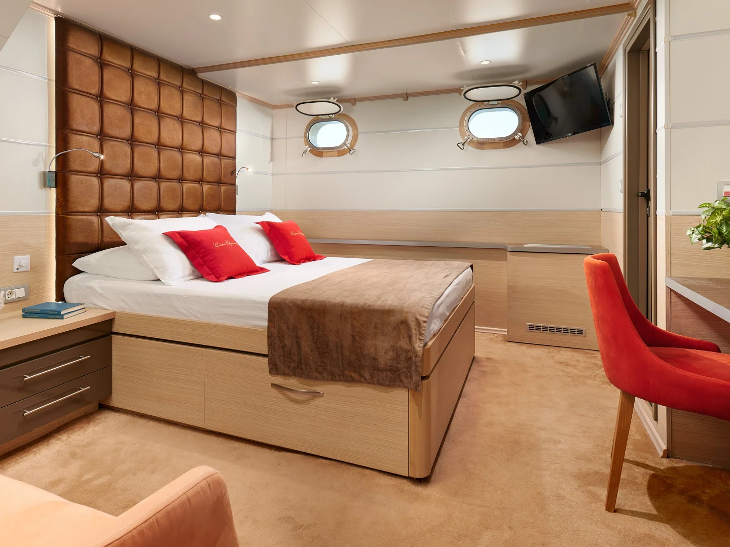 QUEEN ELEGANZA | Custom 49M - Photo 38