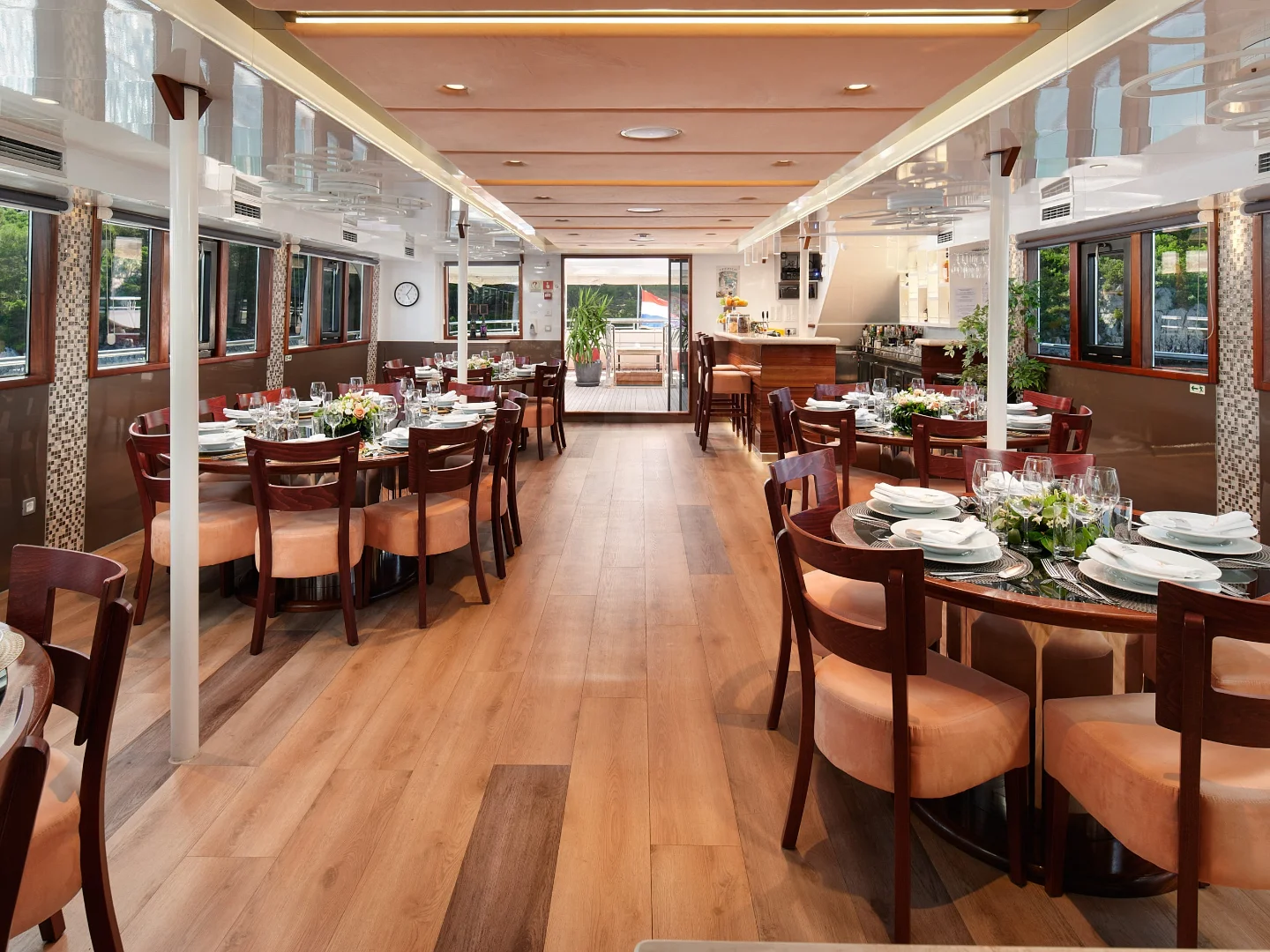 QUEEN ELEGANZA | Custom 49M - Photo 61