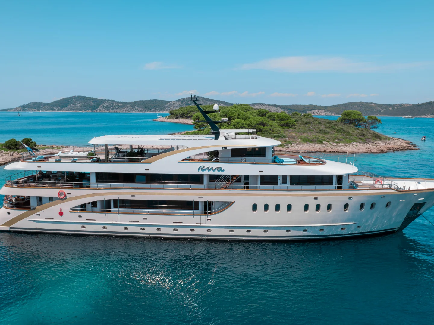RIVA | Custom 48M