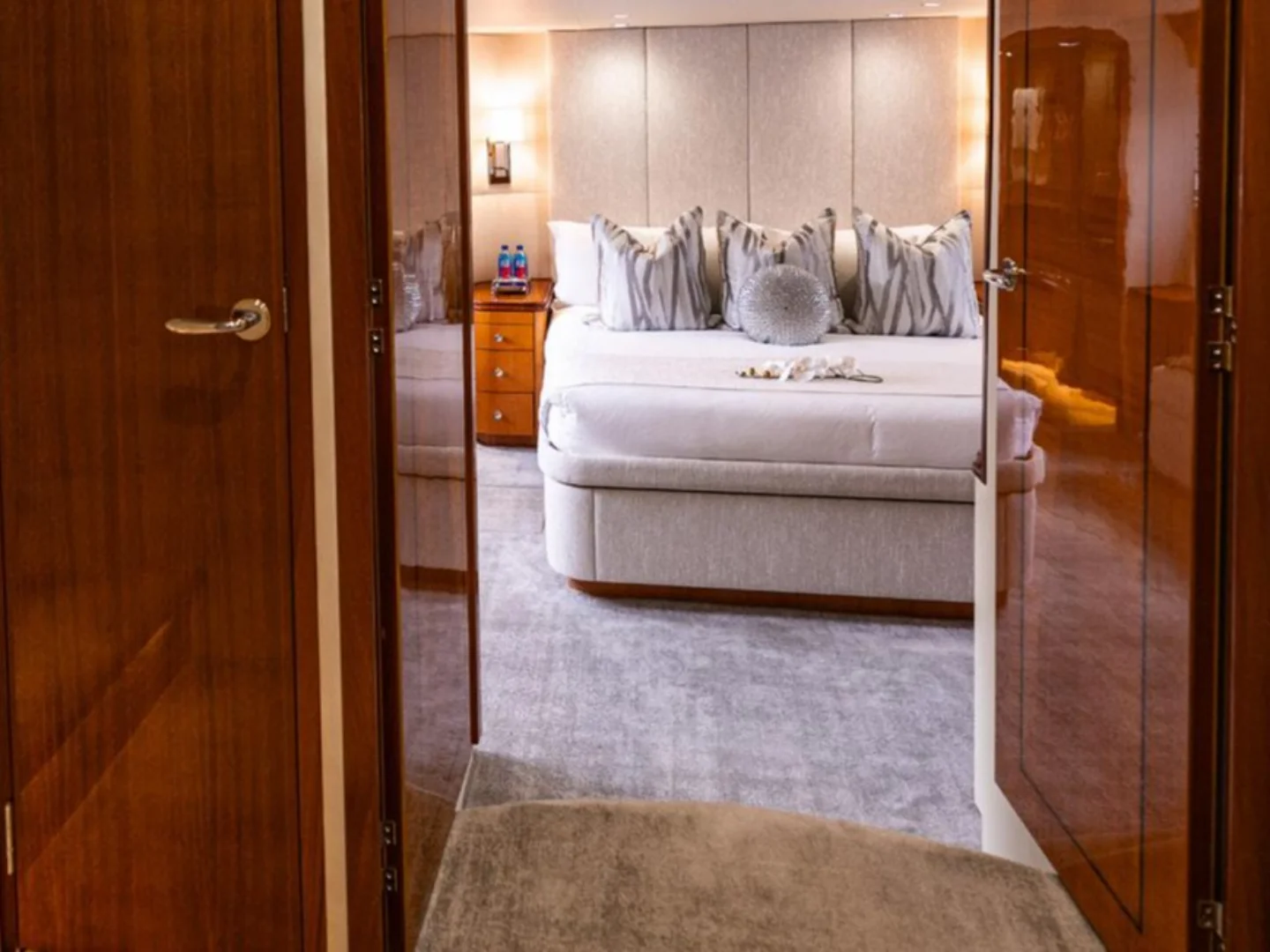 INDY | Hatteras 85 - Photo 20