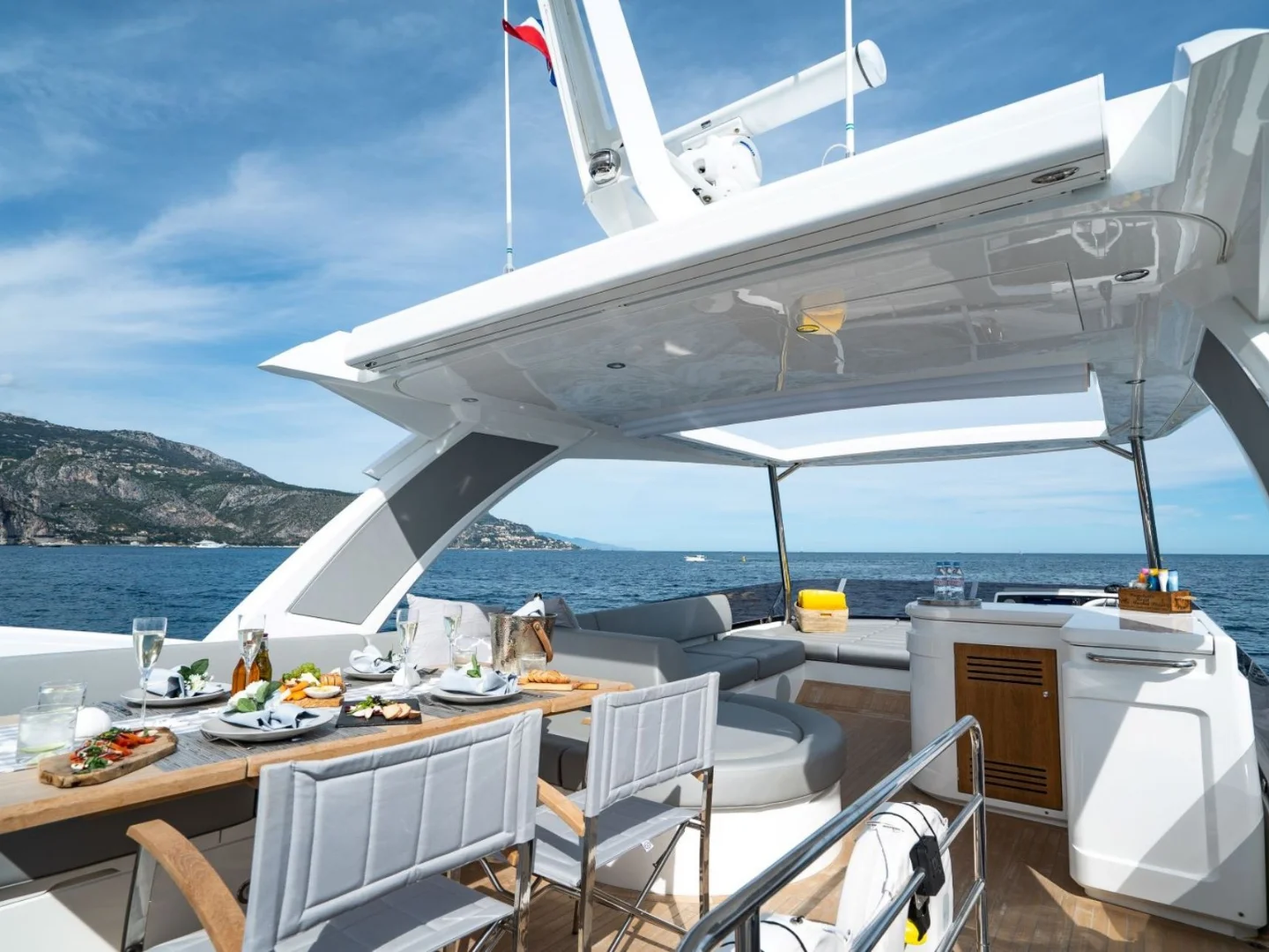 MY Lanonno | Sunseeker Manhattan 66 - Photo 11