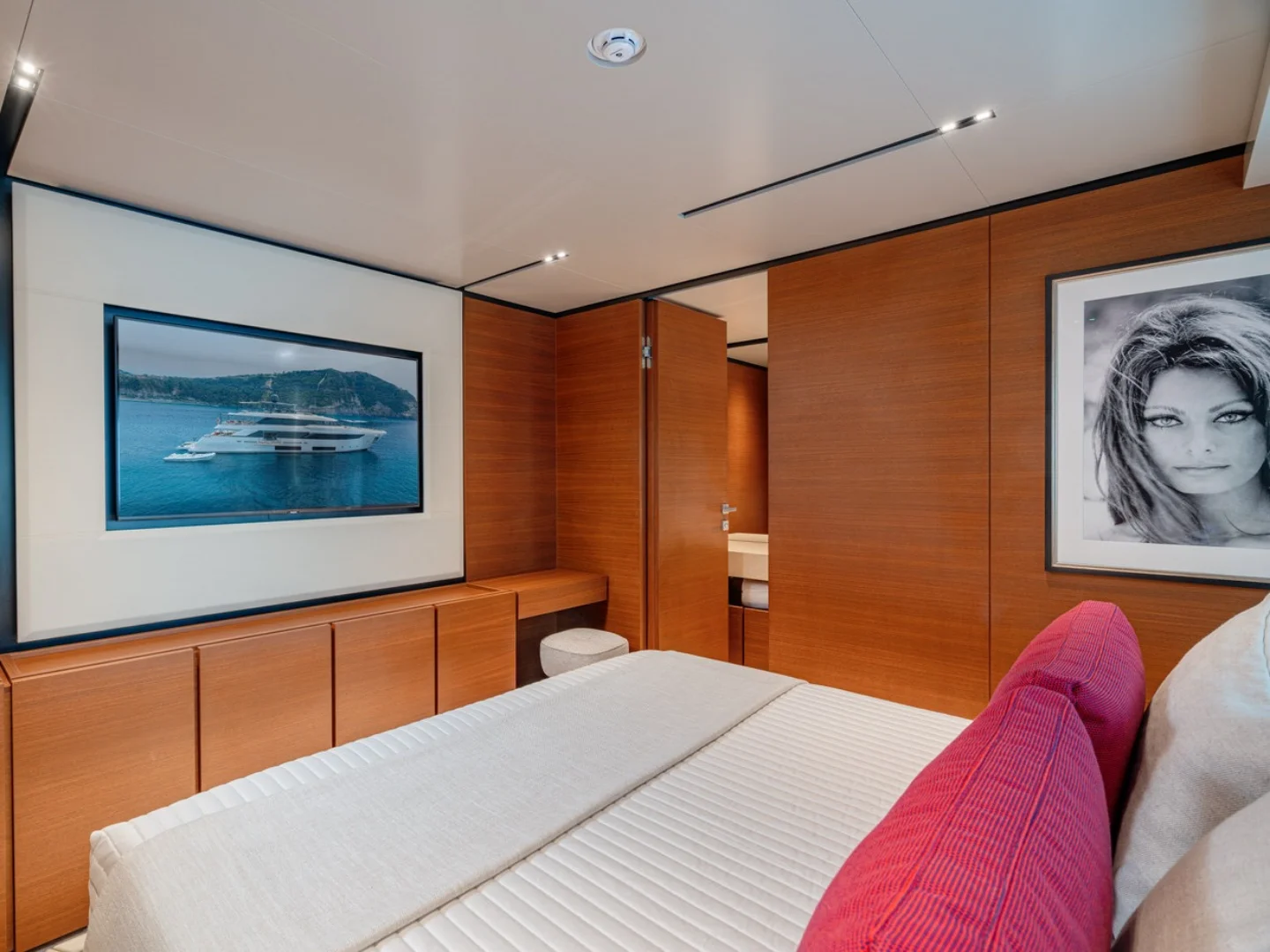 DIANA II | Custom Line Navetta 33 - Photo 38