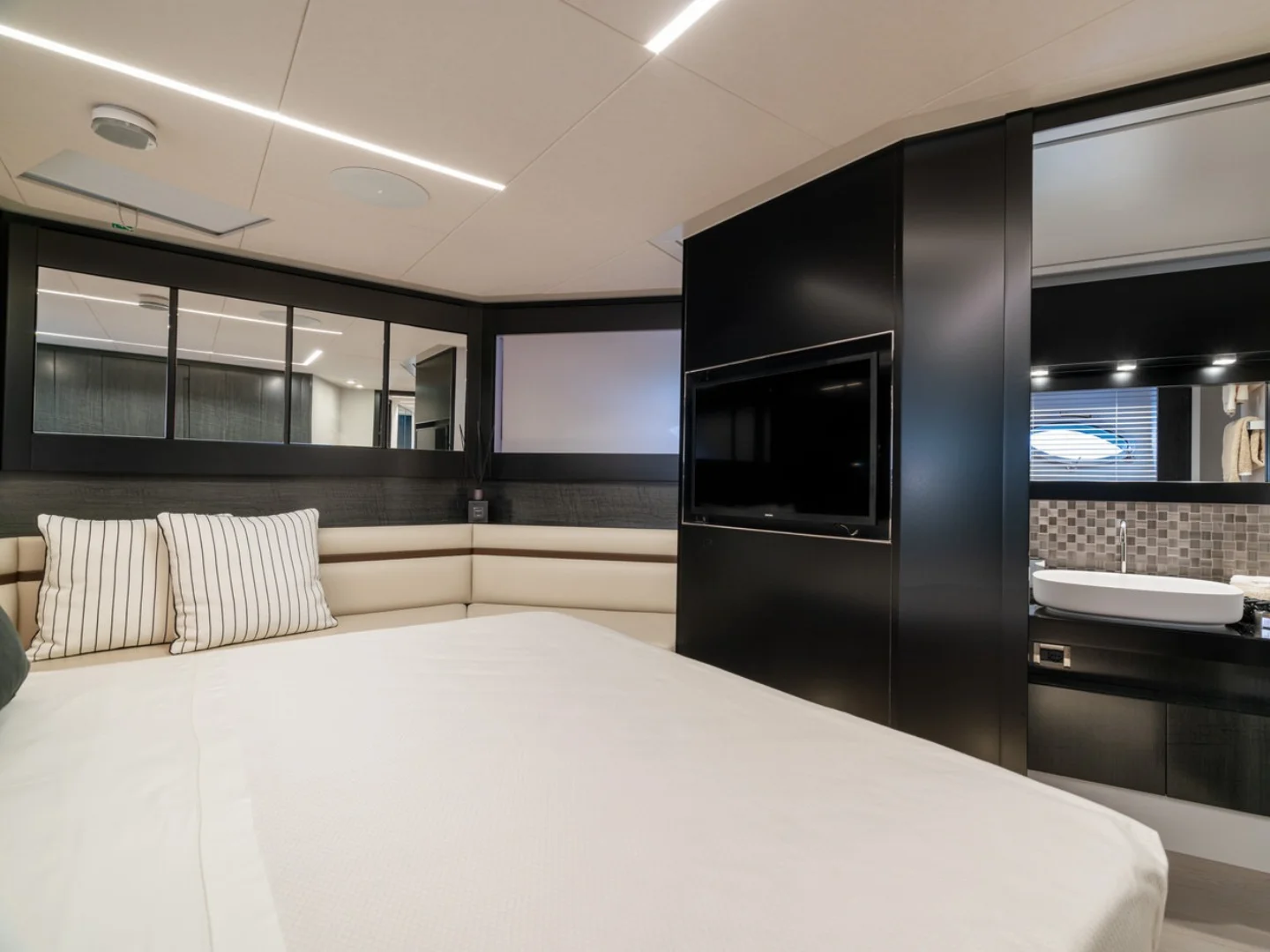 SOPHIA | Pershing 9X - Photo 34