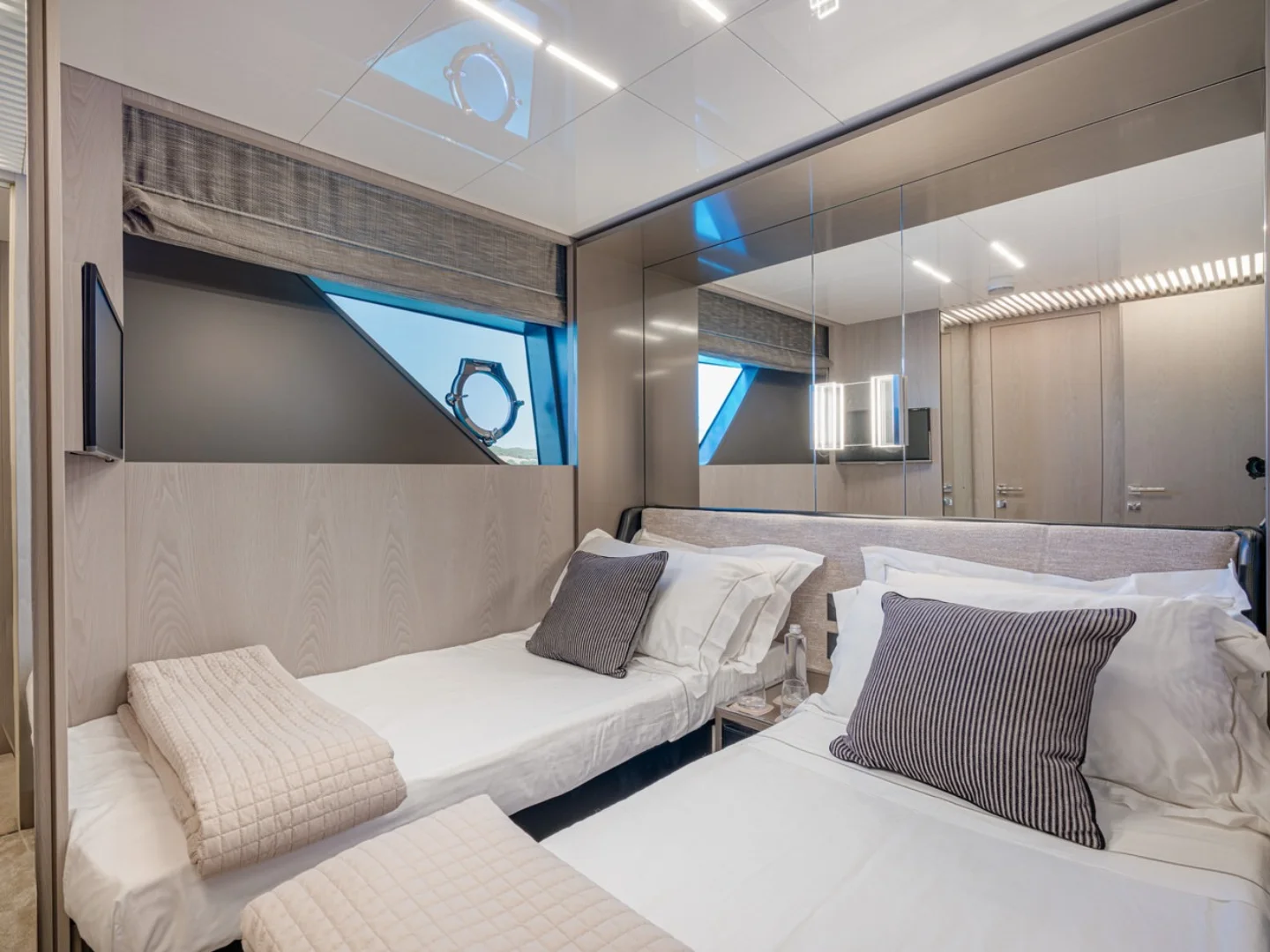 E3 | Ferretti 850 - Photo 40