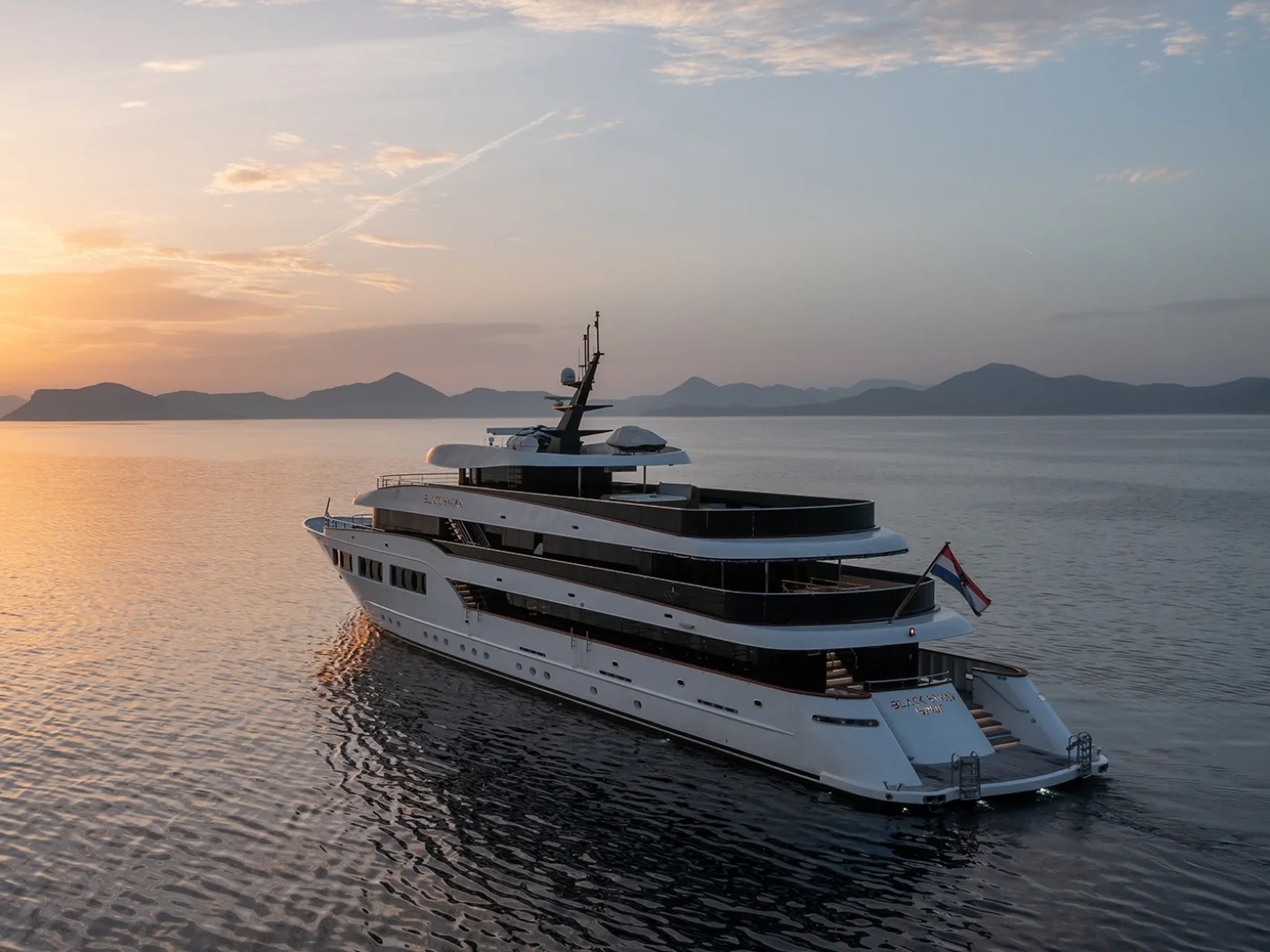 BLACK SWAN | Custom 50M - Photo 2