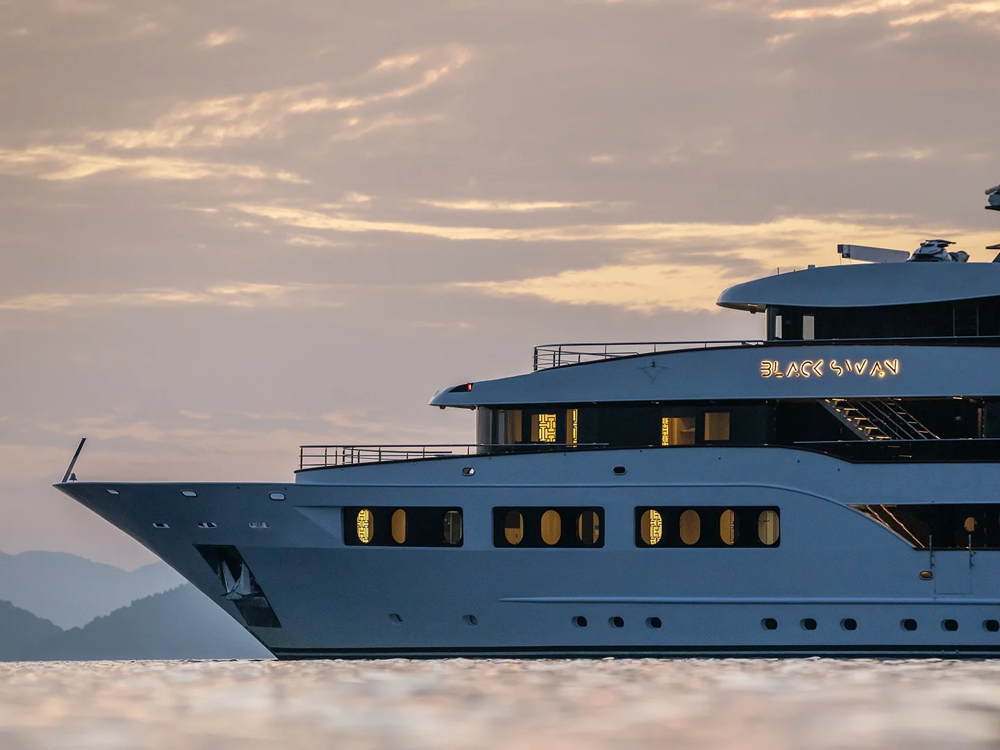 BLACK SWAN | Custom 50M - Photo 3