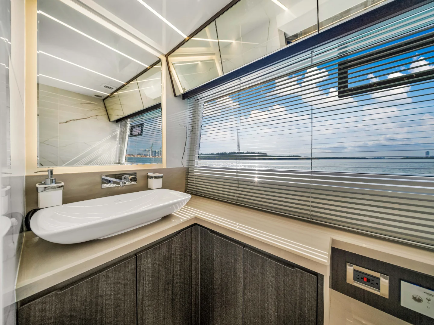 SEVEN SEAS | Galeon 68' - Photo 46