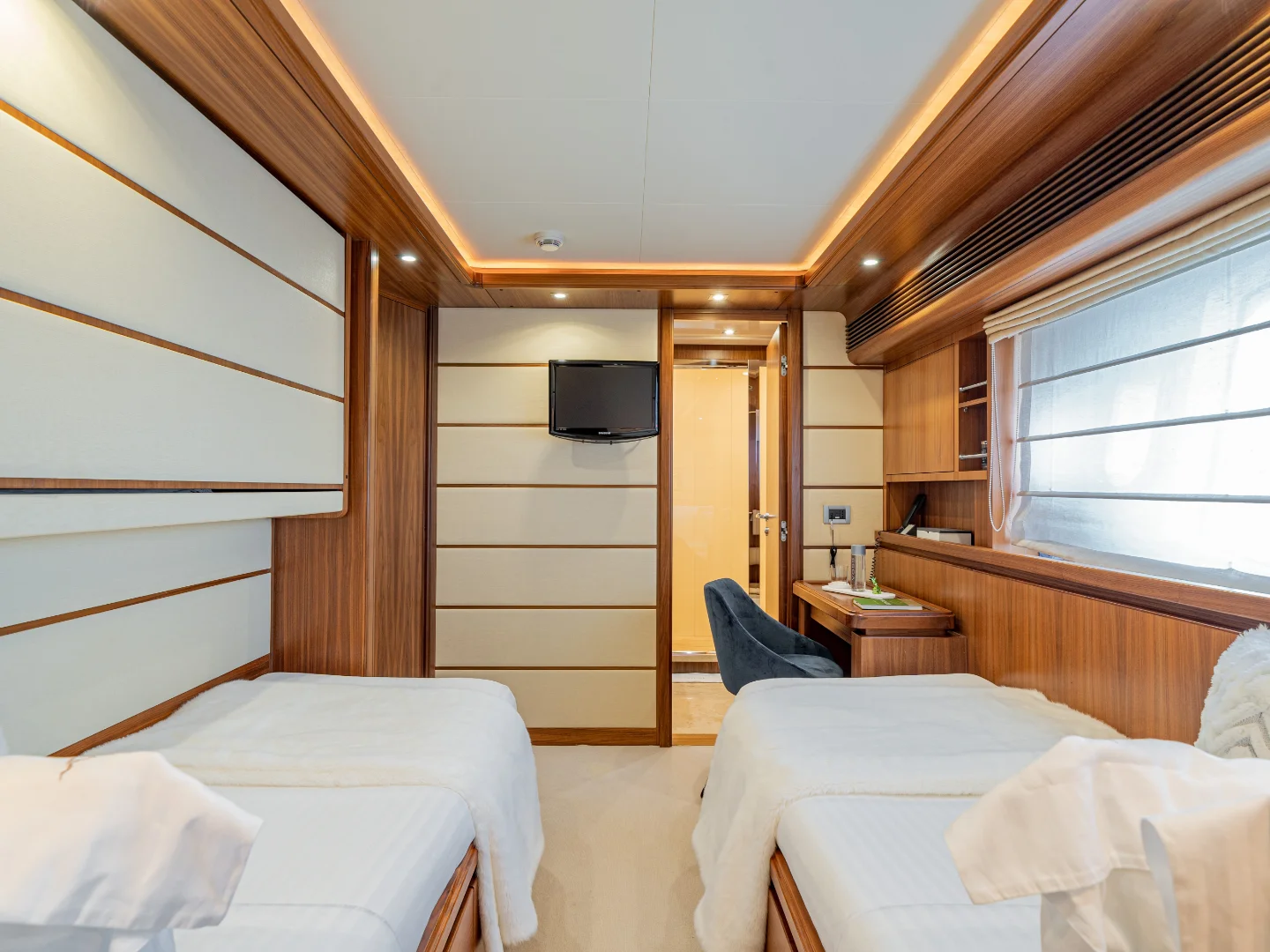 ETHNA | Ferretti Custom Line 97 - Photo 30