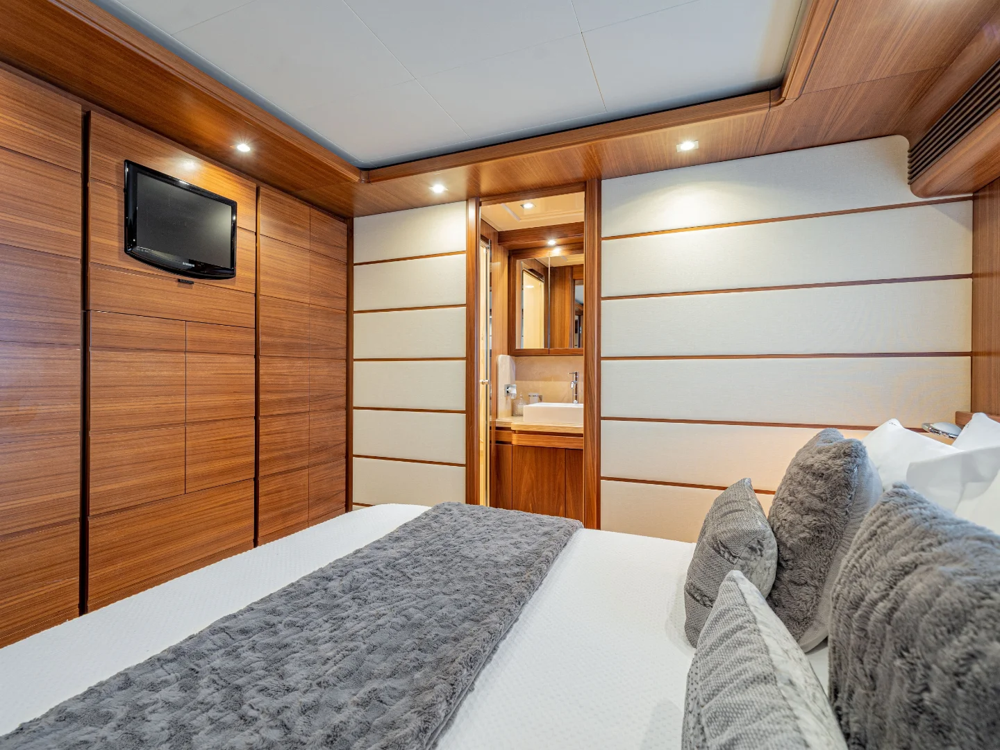 ETHNA | Ferretti Custom Line 97 - Photo 34
