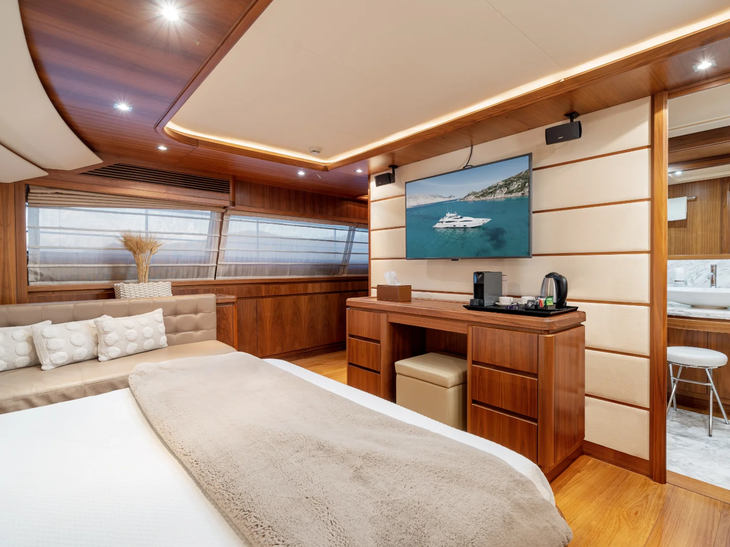 ETHNA | Ferretti Custom Line 97 - Photo 24