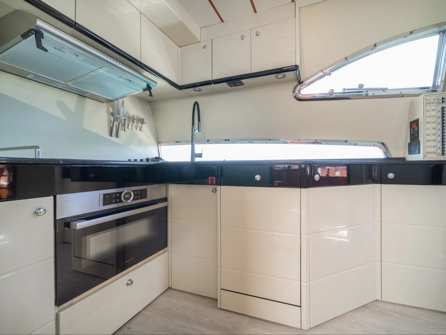 SIMPLY BRILLIANT | Ferretti 68 - Photo 21