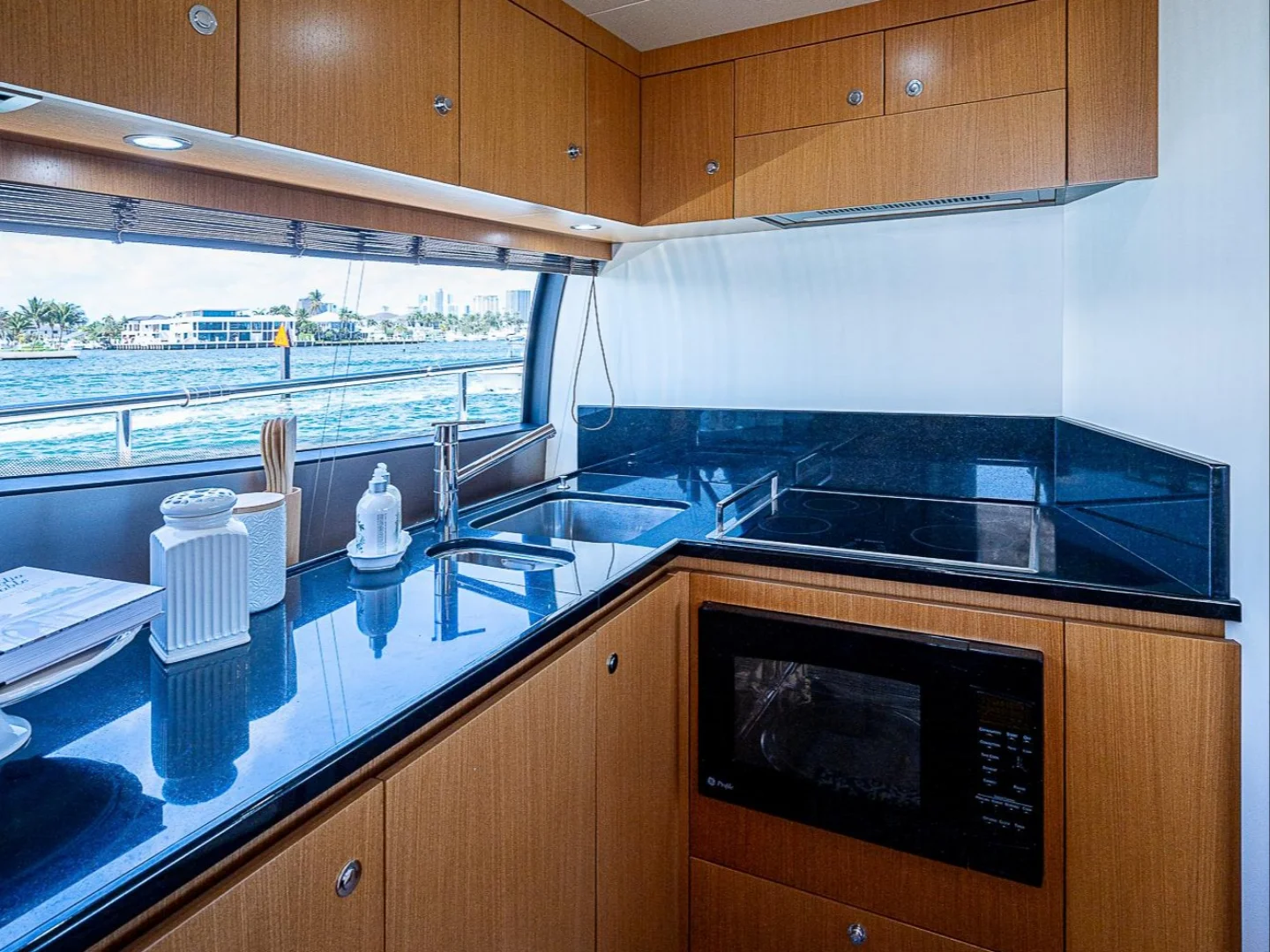 Ferretti 630 Fly - Photo 18